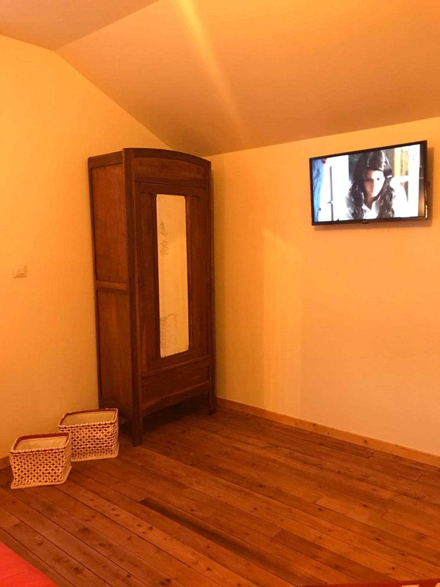 La chambre aux briques oranges