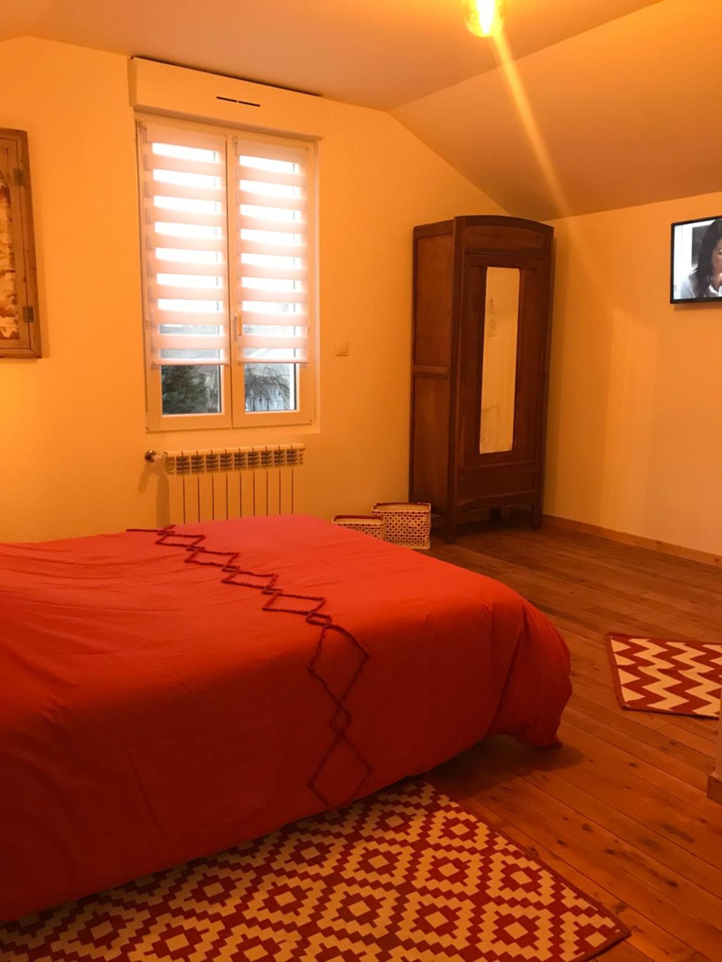 La chambre aux briques oranges