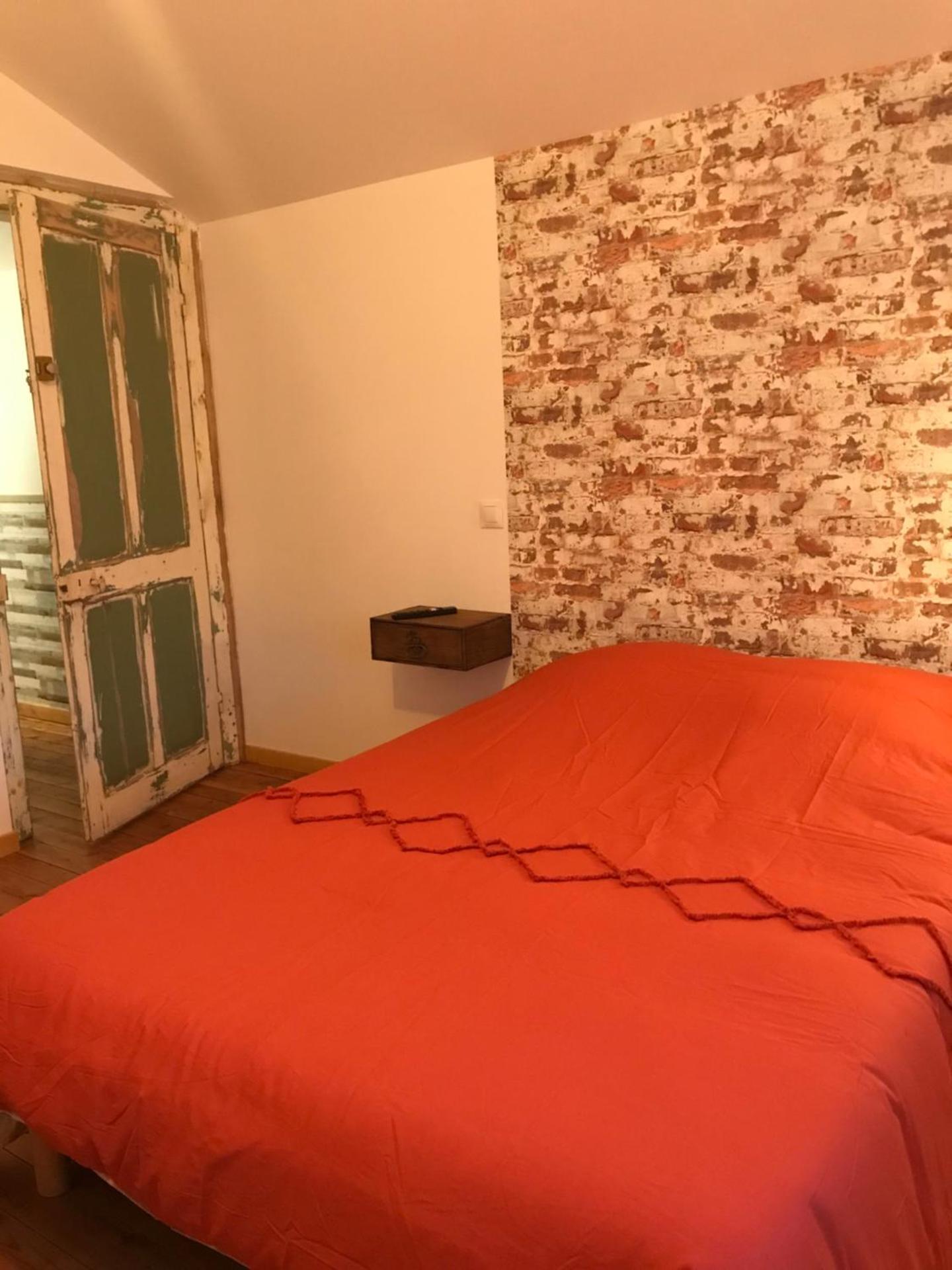 La chambre aux briques oranges