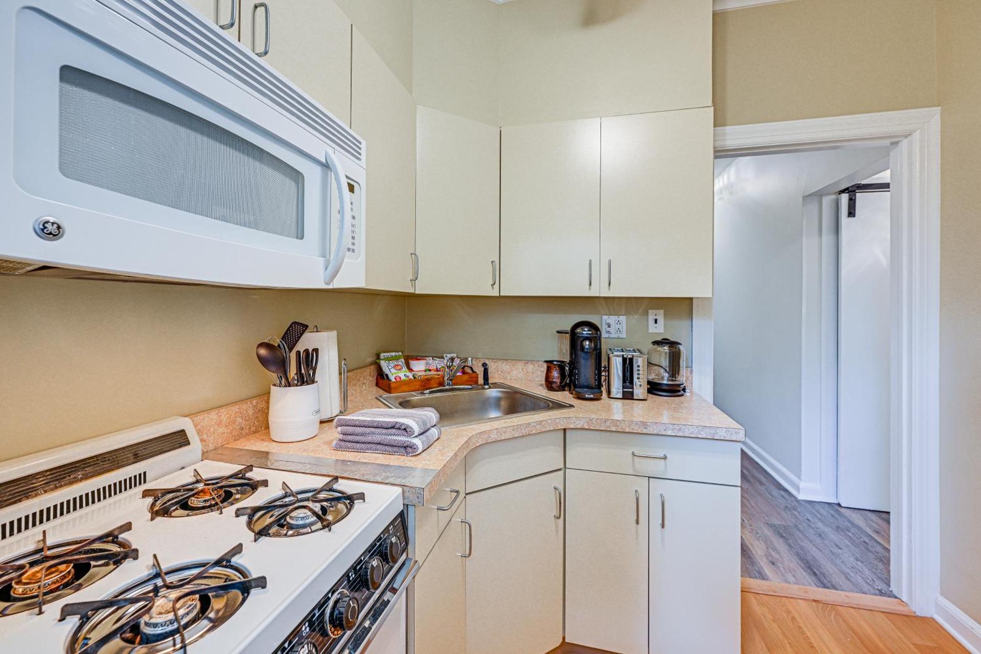 Historic Mamaroneck Guest House - Walk to Harbor!