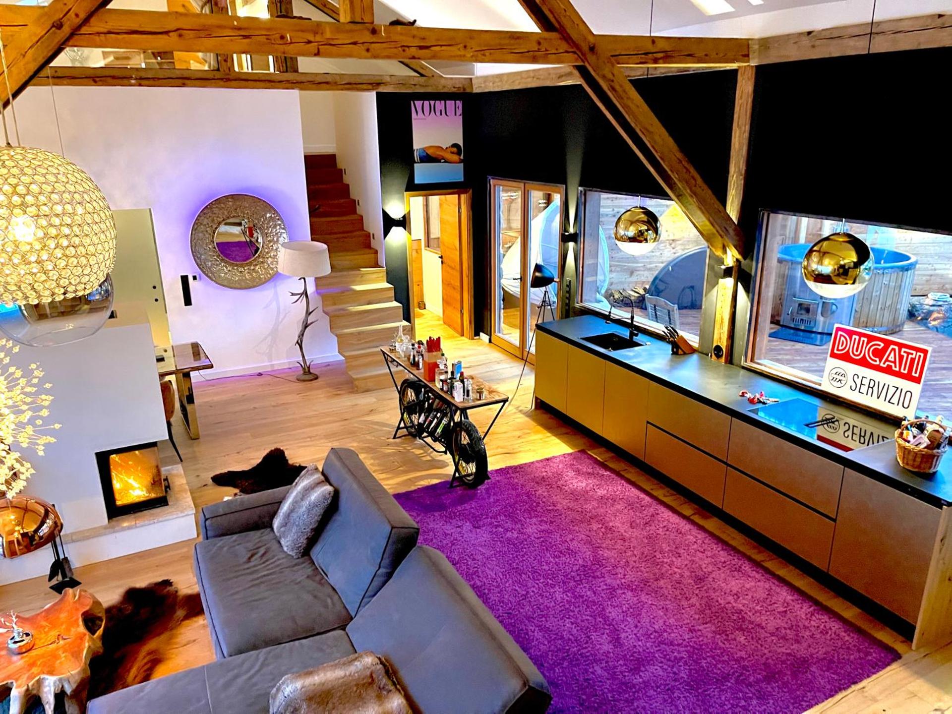 stylische Alpenlounge mit Pool, Blockhaus-Sauna und Jacuzzi für bis zu 12 Personen