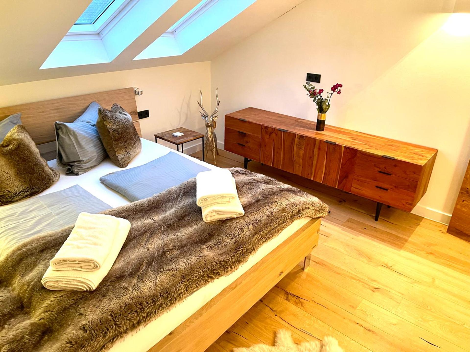 stylische Alpenlounge mit Pool, Blockhaus-Sauna und Jacuzzi für bis zu 12 Personen