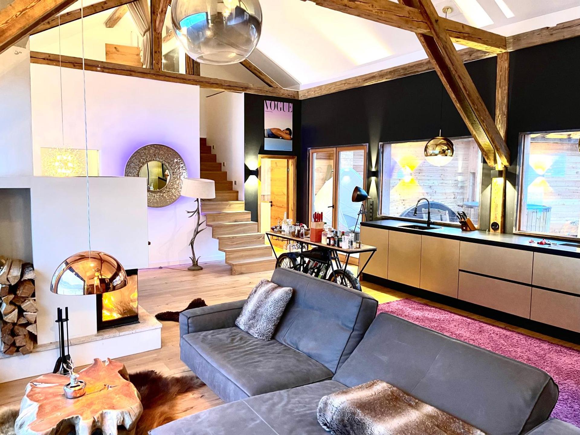 stylische Alpenlounge mit Pool, Blockhaus-Sauna und Jacuzzi für bis zu 12 Personen