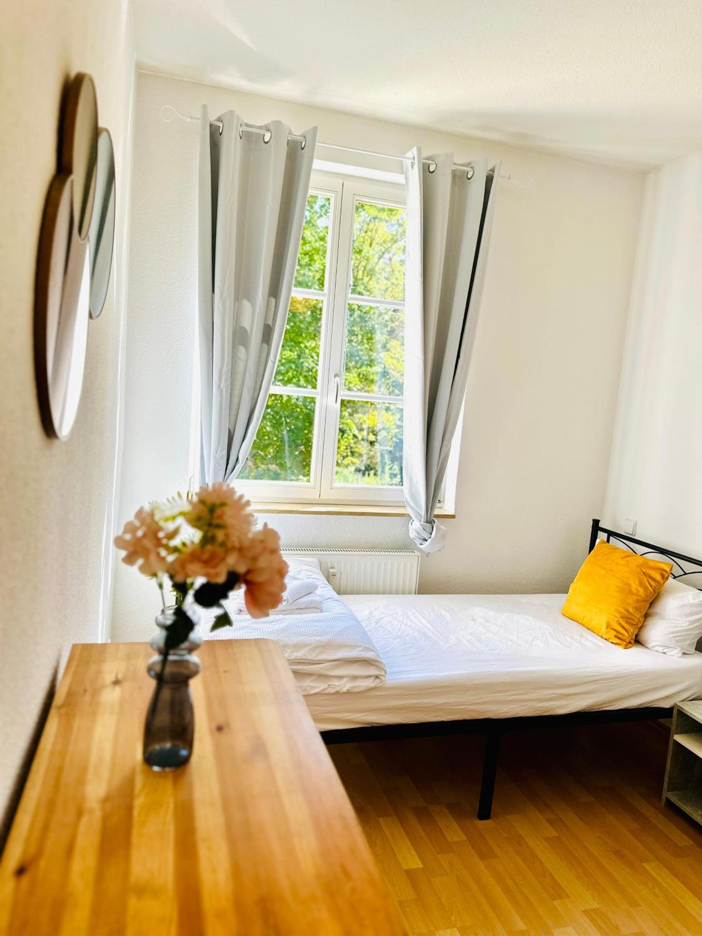 Stötteritz Holiday Apartment - 3 Rooms - 6 People - 5 beds - Balcony - Great public transport 11 minutes to the city