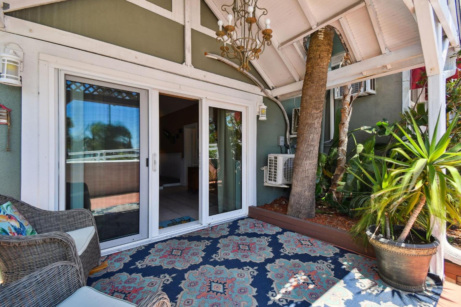 Deluxe Suite with Sea View (Pet Friendly)