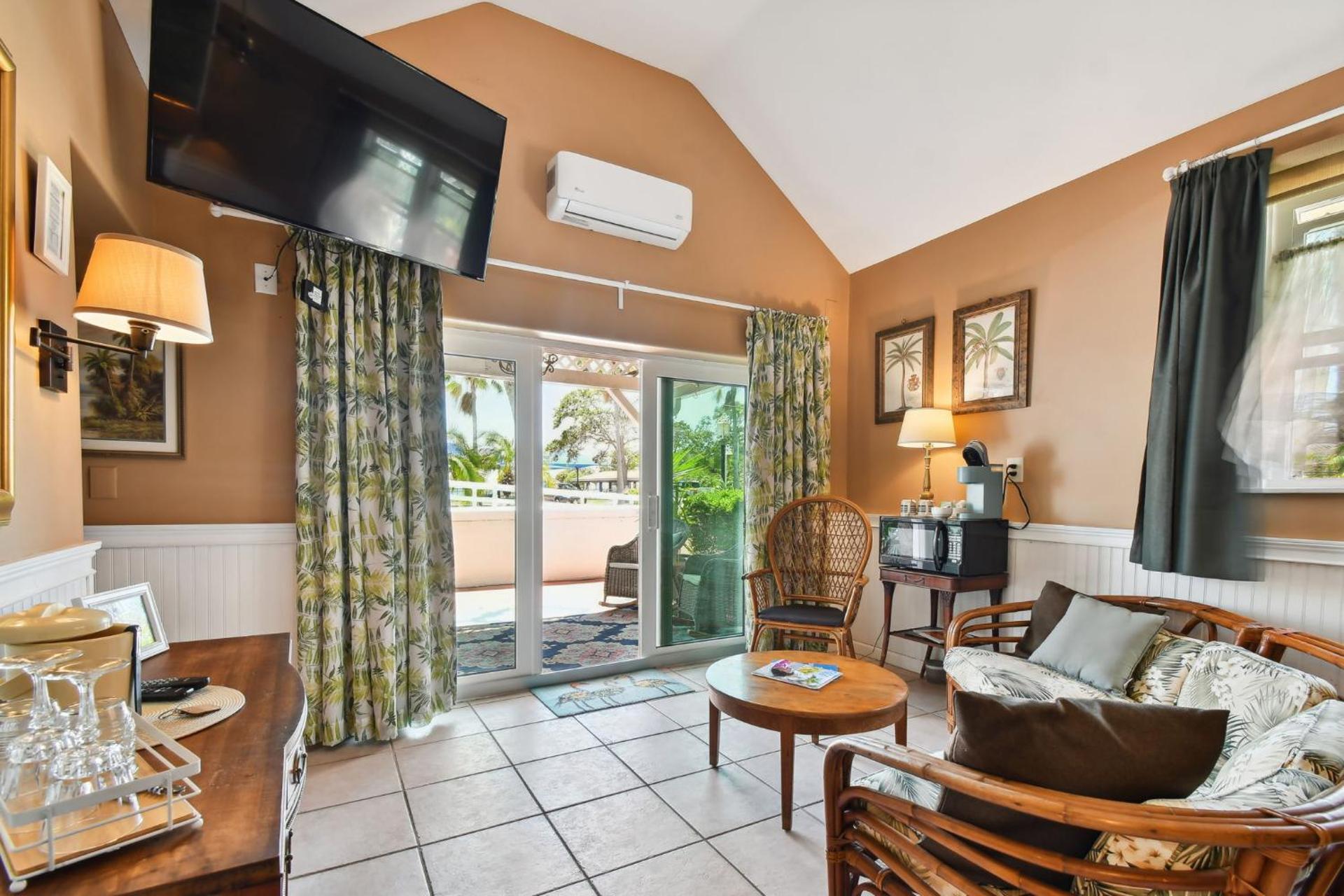 Deluxe Suite with Sea View (Pet Friendly)