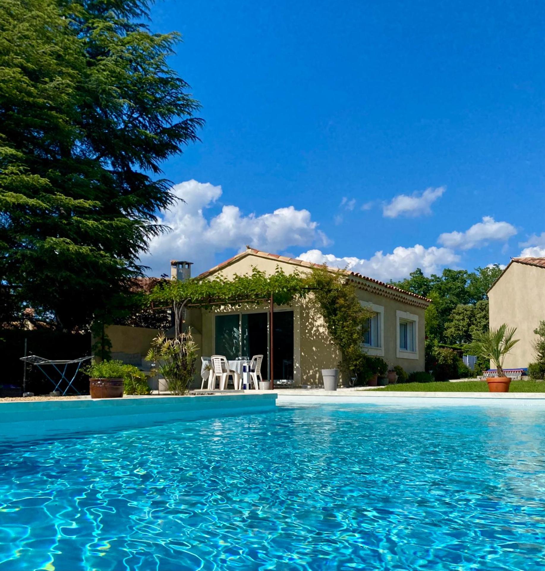 La petite maison avec piscine face au Luberon