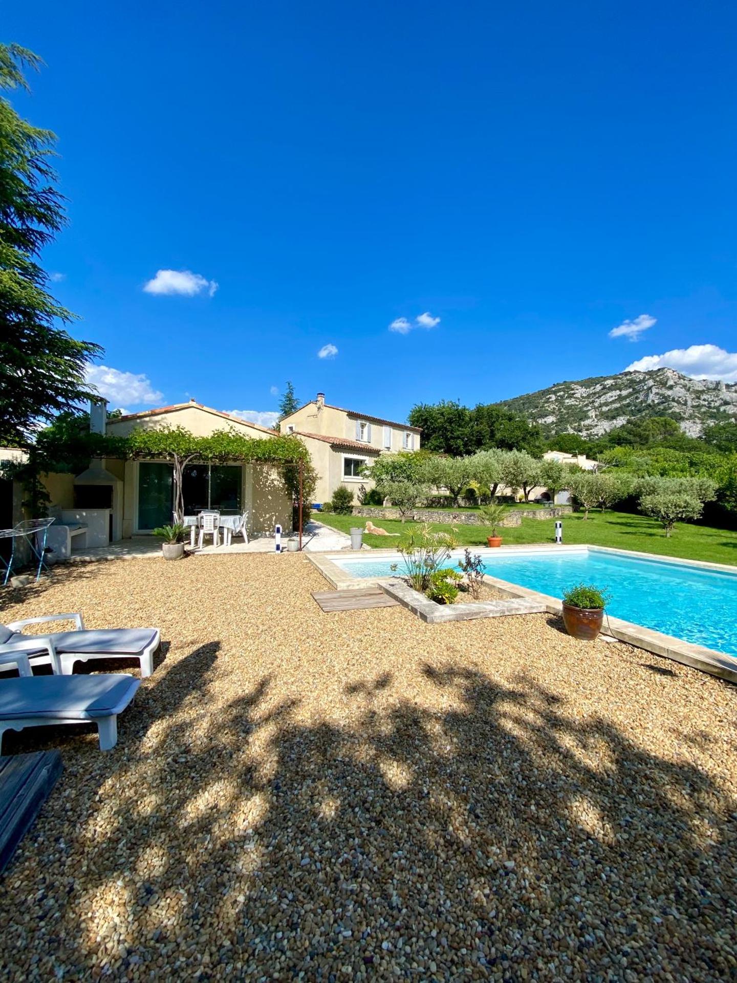 La petite maison avec piscine face au Luberon
