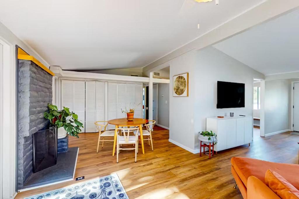 NEW Beautiful San Diego Mid-Century Treehouse
