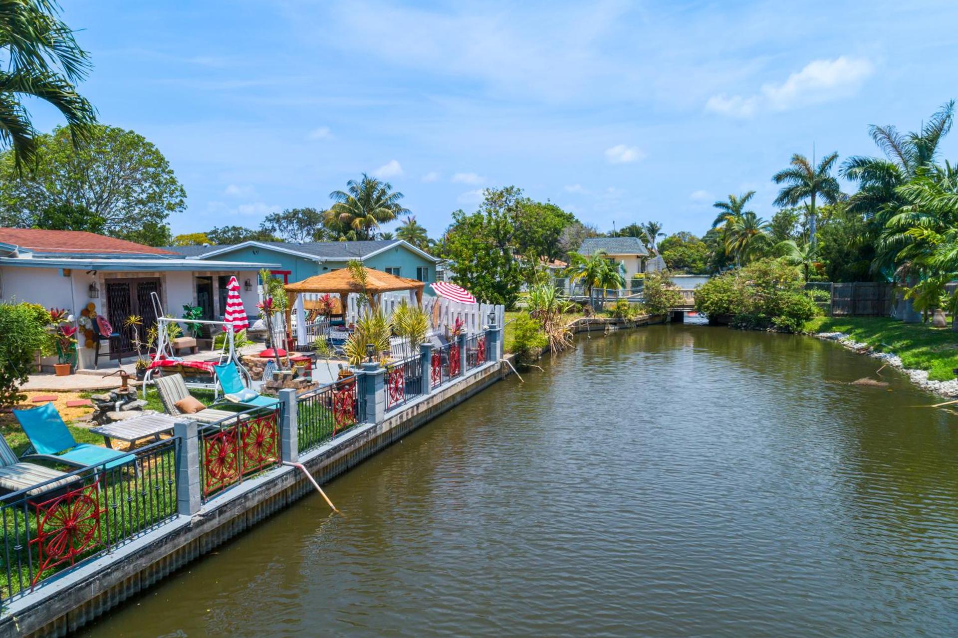 Luxury Waterfront Home, With Private Hot Tub, Hallandale Beach, Casinos, Shops