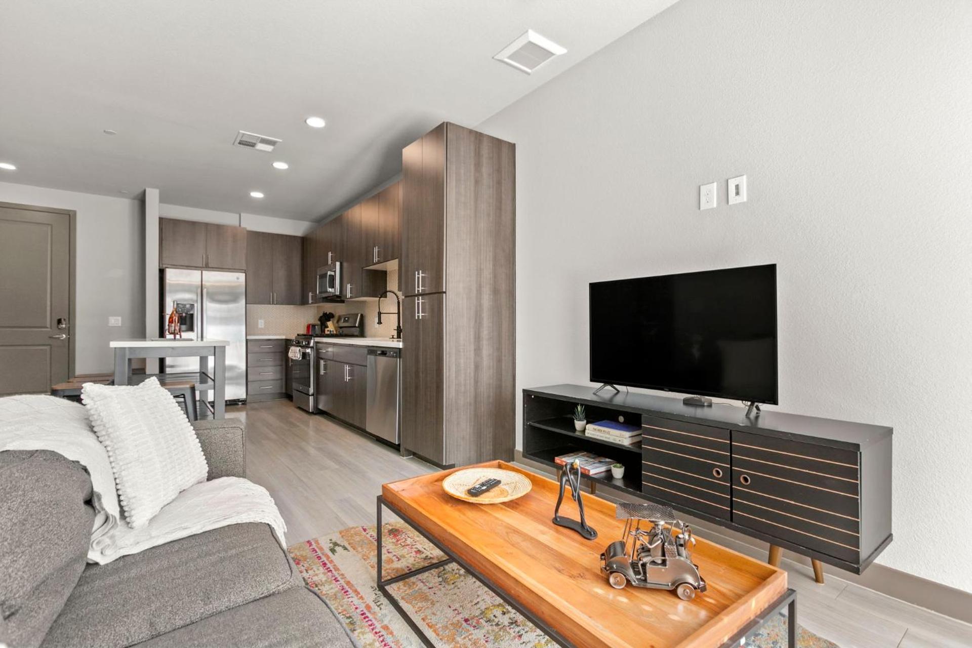 Cozysuites PHX RORO Gym, Pool, Pets, Parking #1