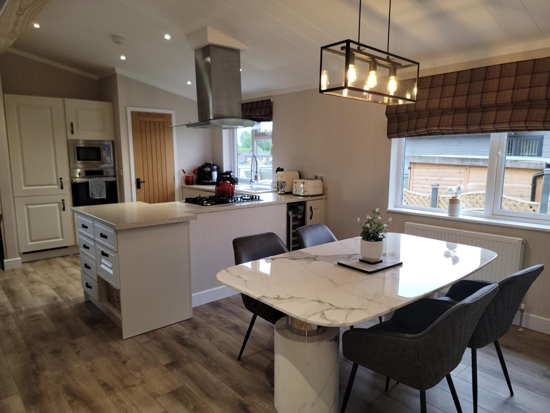 Luxury 2-Bed Lodge in Routh Sleeps 4 with Hot Tub