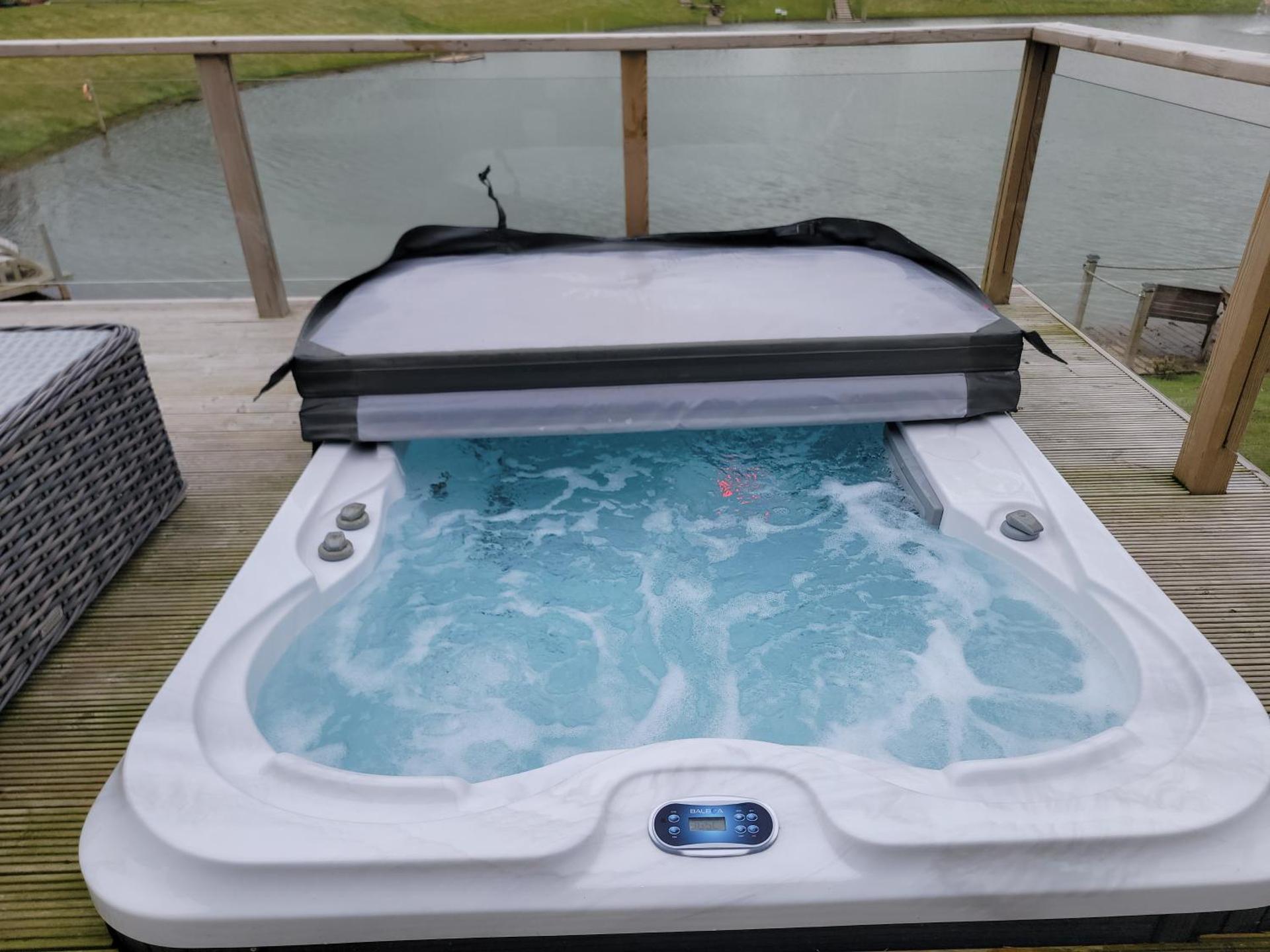 Luxury 2-Bed Lodge in Routh Sleeps 4 with Hot Tub