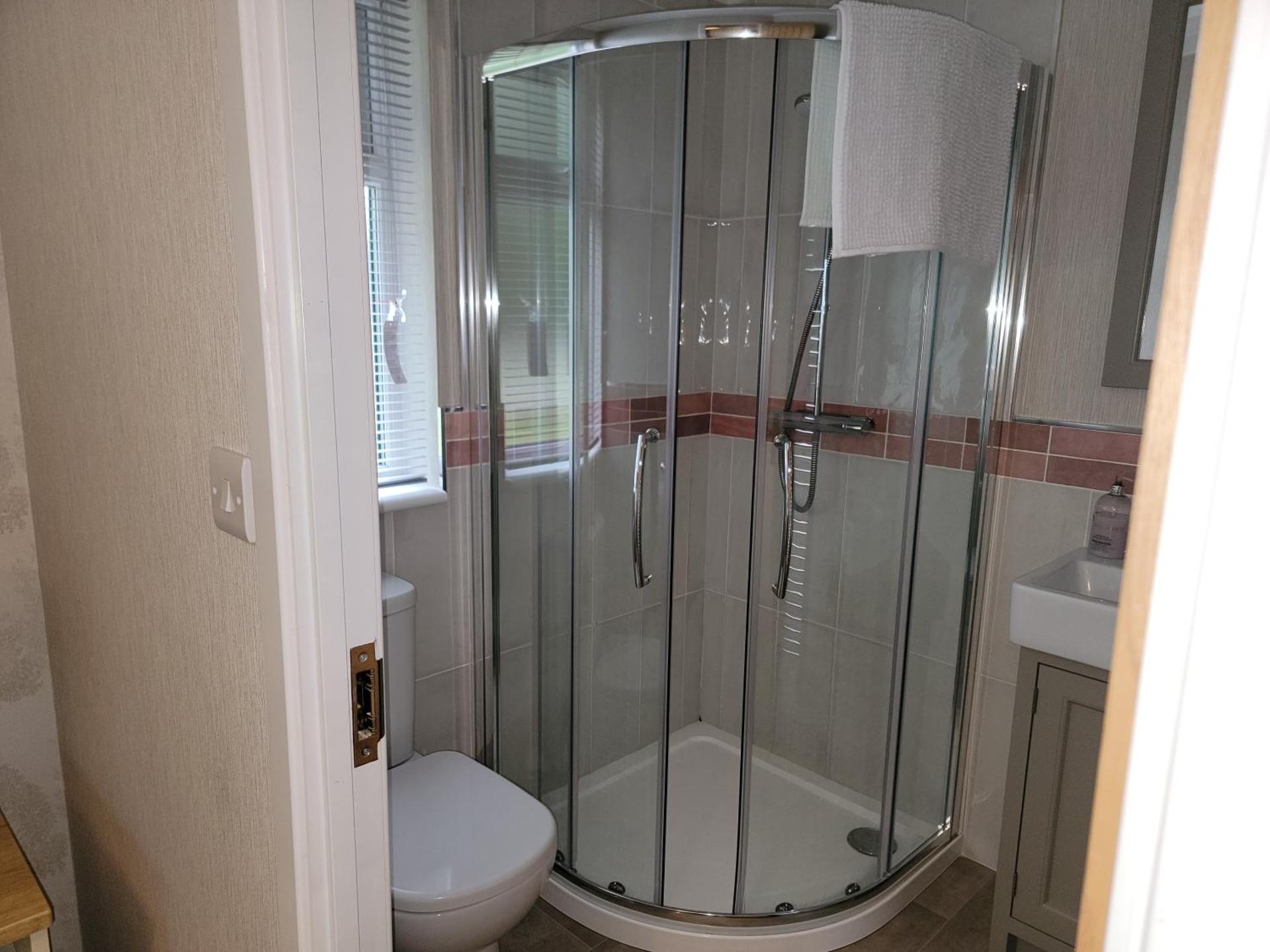 Luxury 2-Bed Lodge in Routh Sleeps 4 with Hot Tub