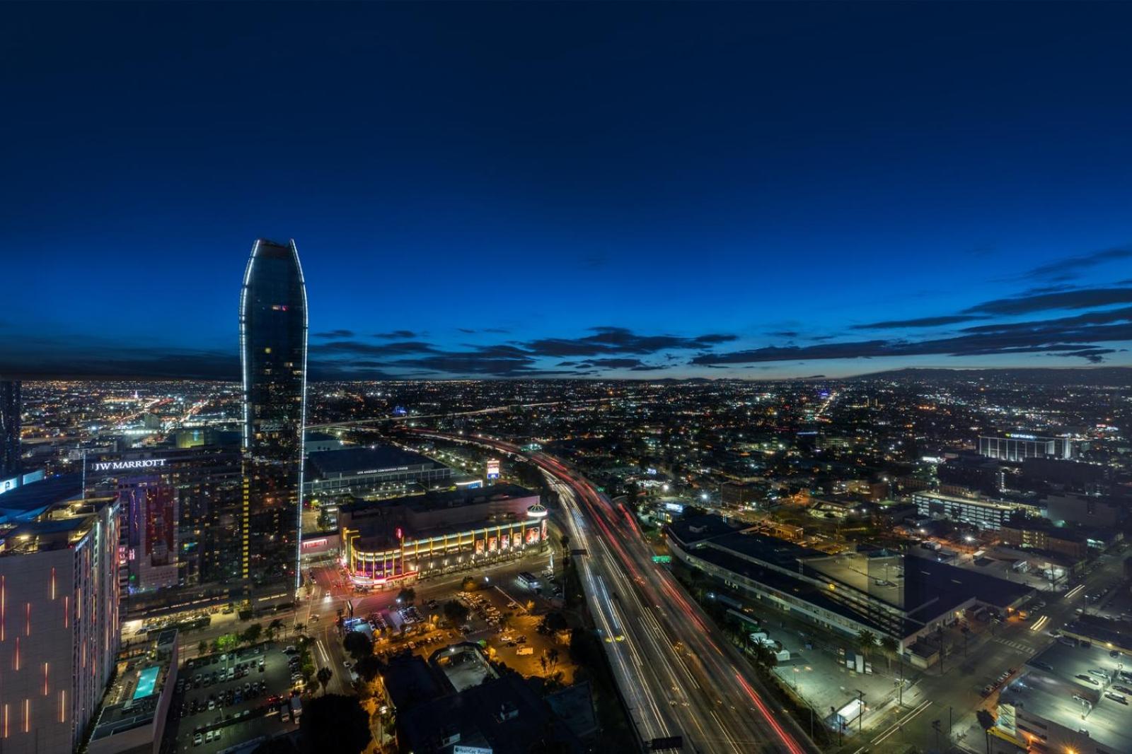 Lavish High-Rise 2bed Apt in the Hearth of Downtown LA