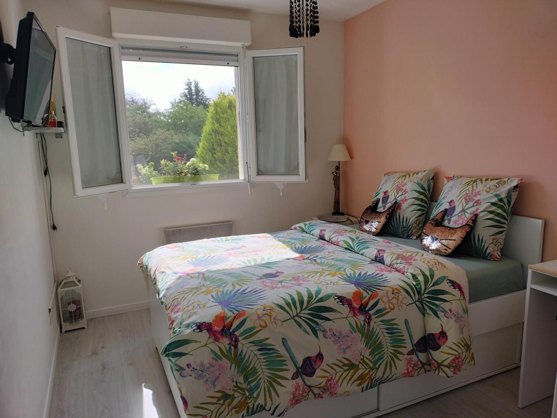 un studio avec une entrée indépendante