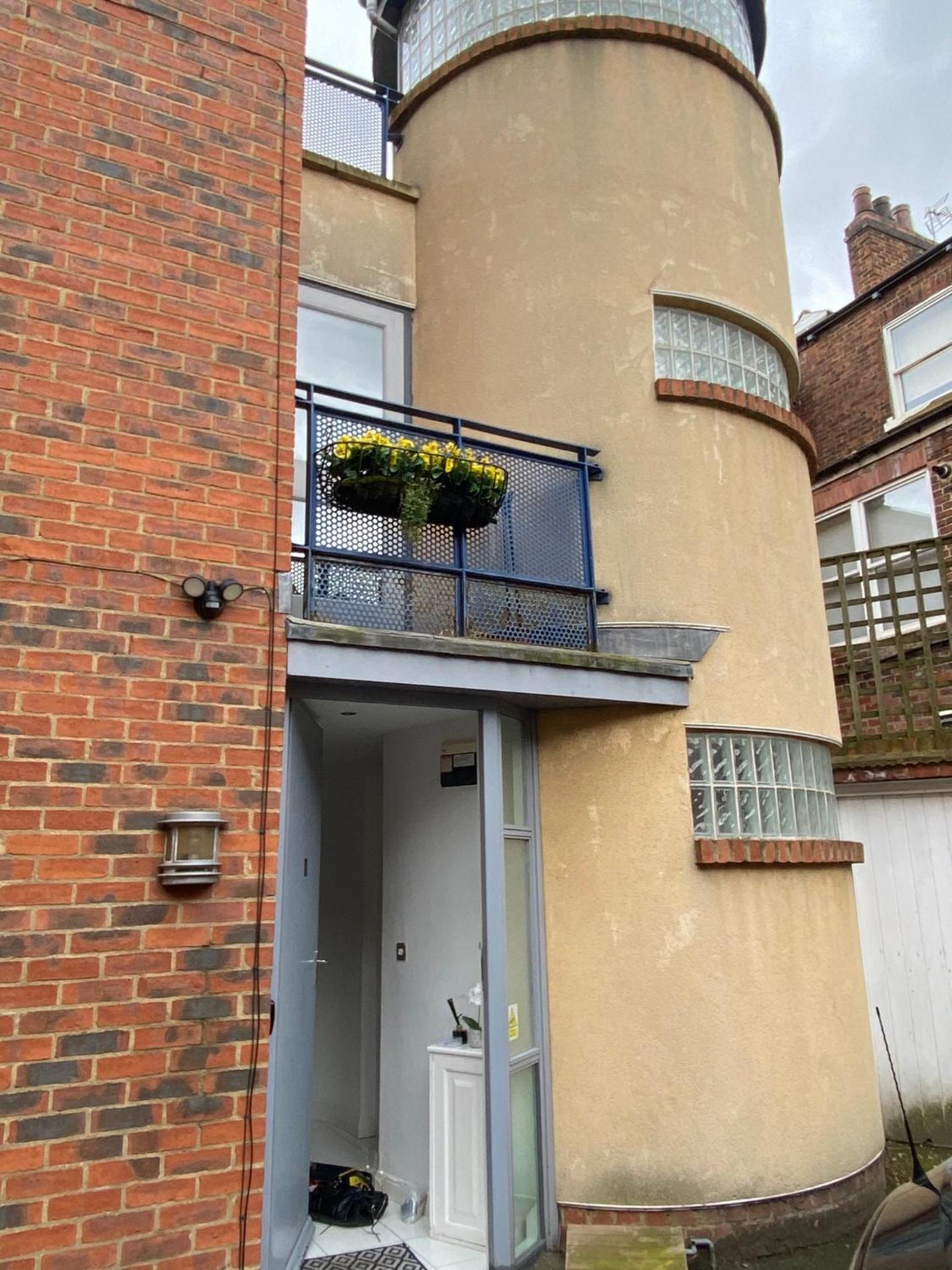 Central Leeds townhouse with private roof garden Sleeps 4