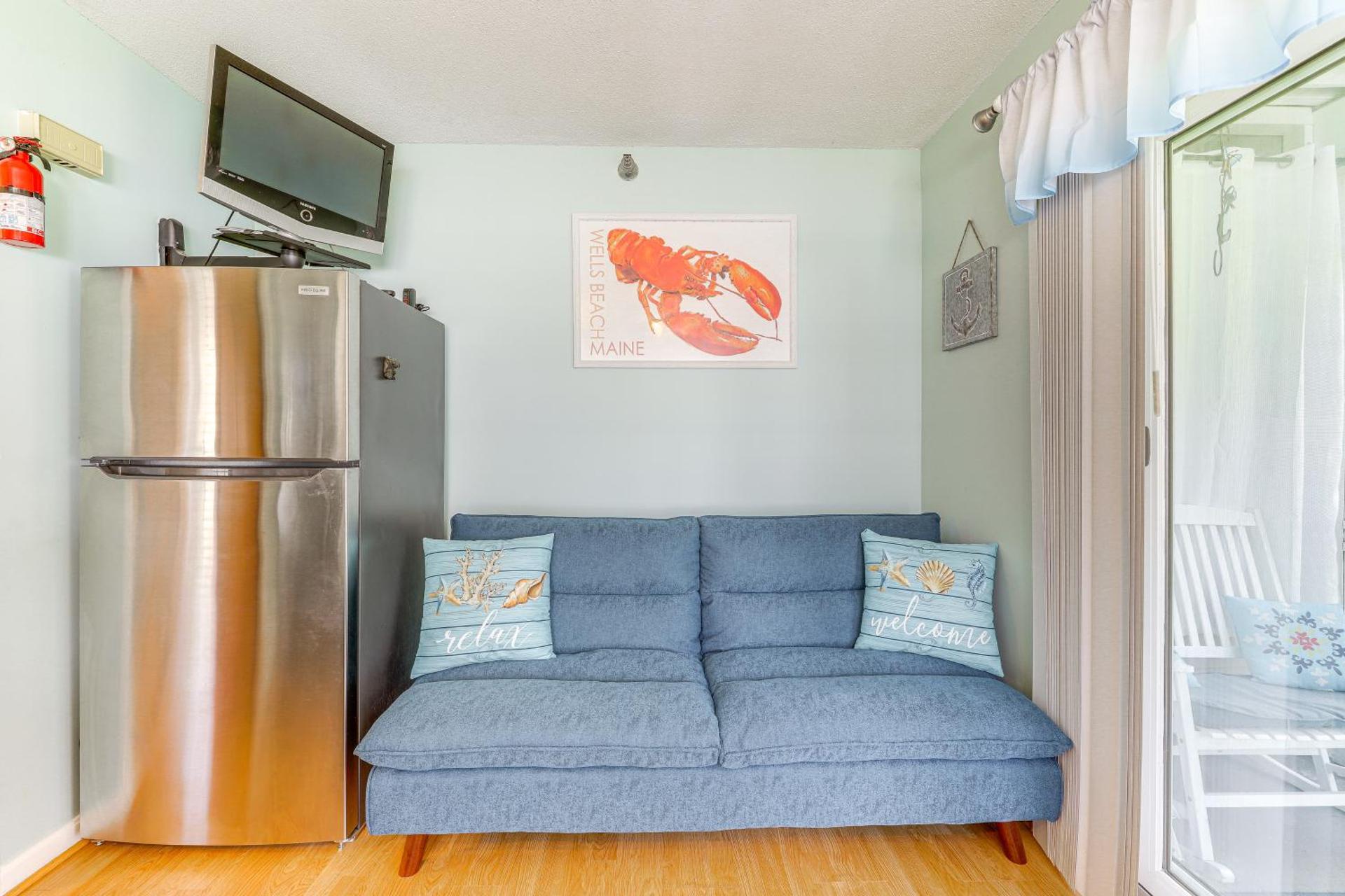 2 Mi to Drakes Island Beach Condo with Porch!