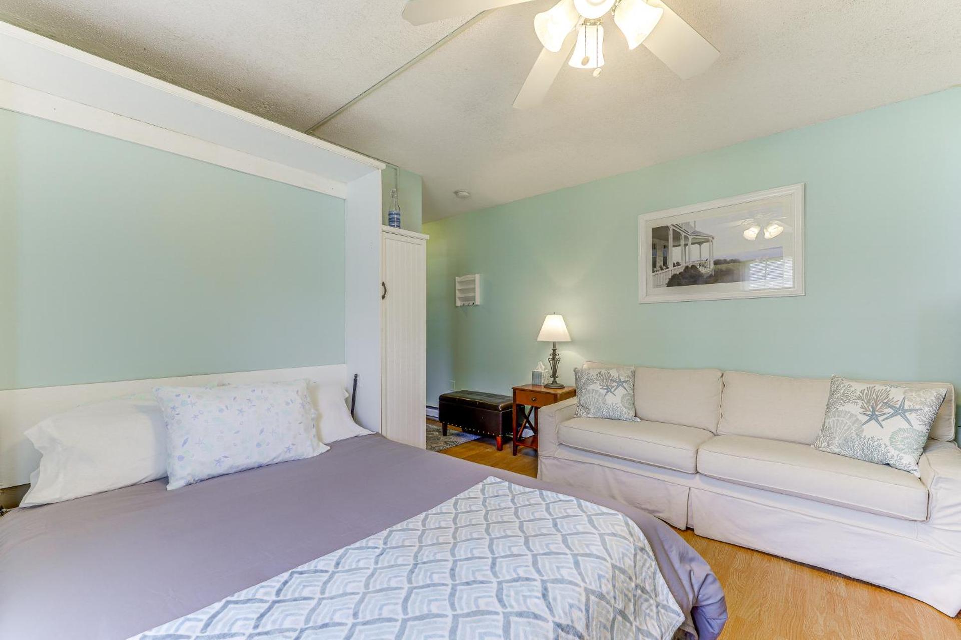 2 Mi to Drakes Island Beach Condo with Porch!