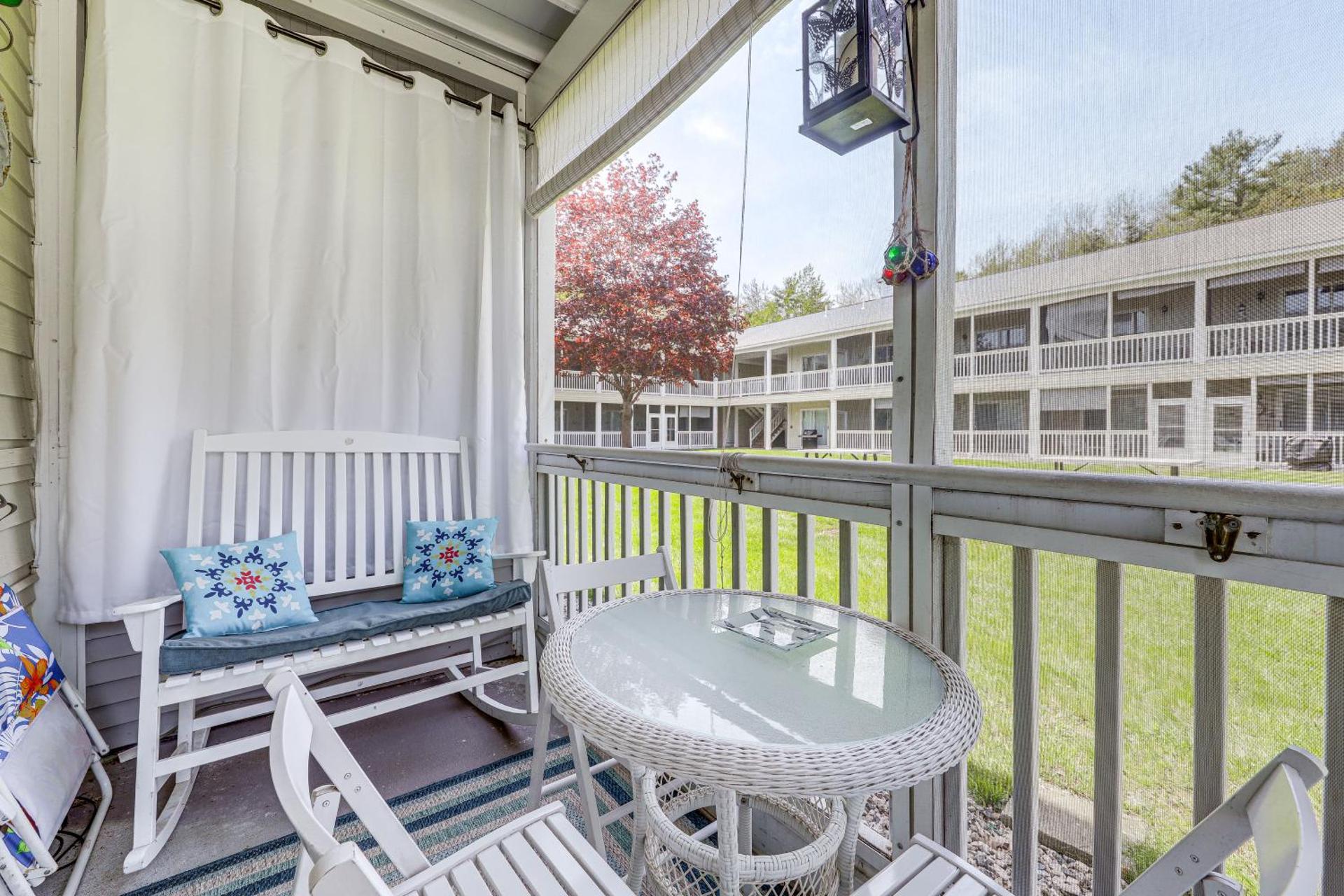 2 Mi to Drakes Island Beach Condo with Porch!