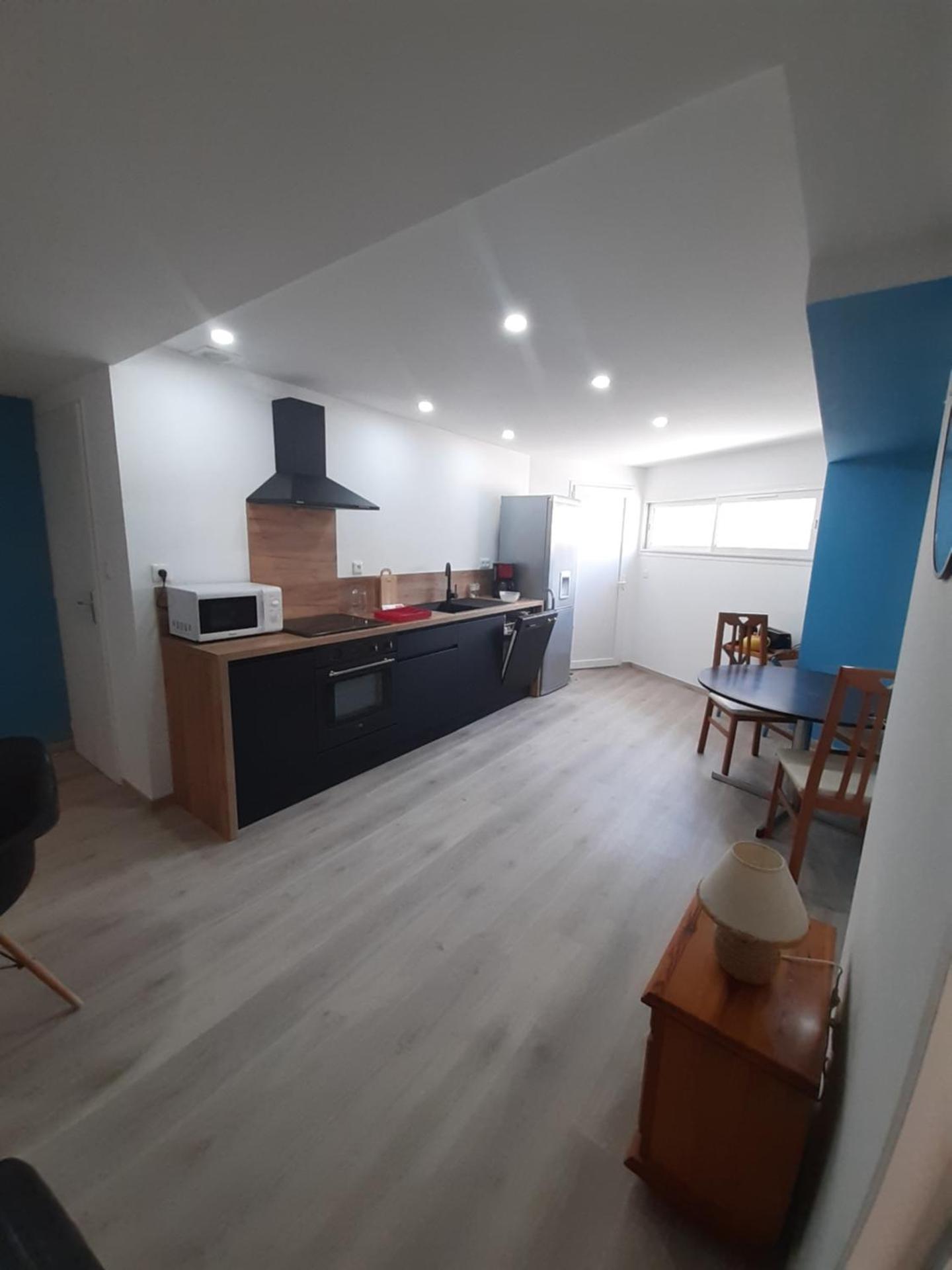 Appartement 50m2 rez de chaussée en plein centre ville garage gratuit