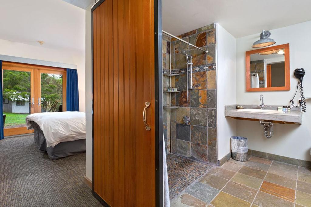 Habitación con cama extragrande.