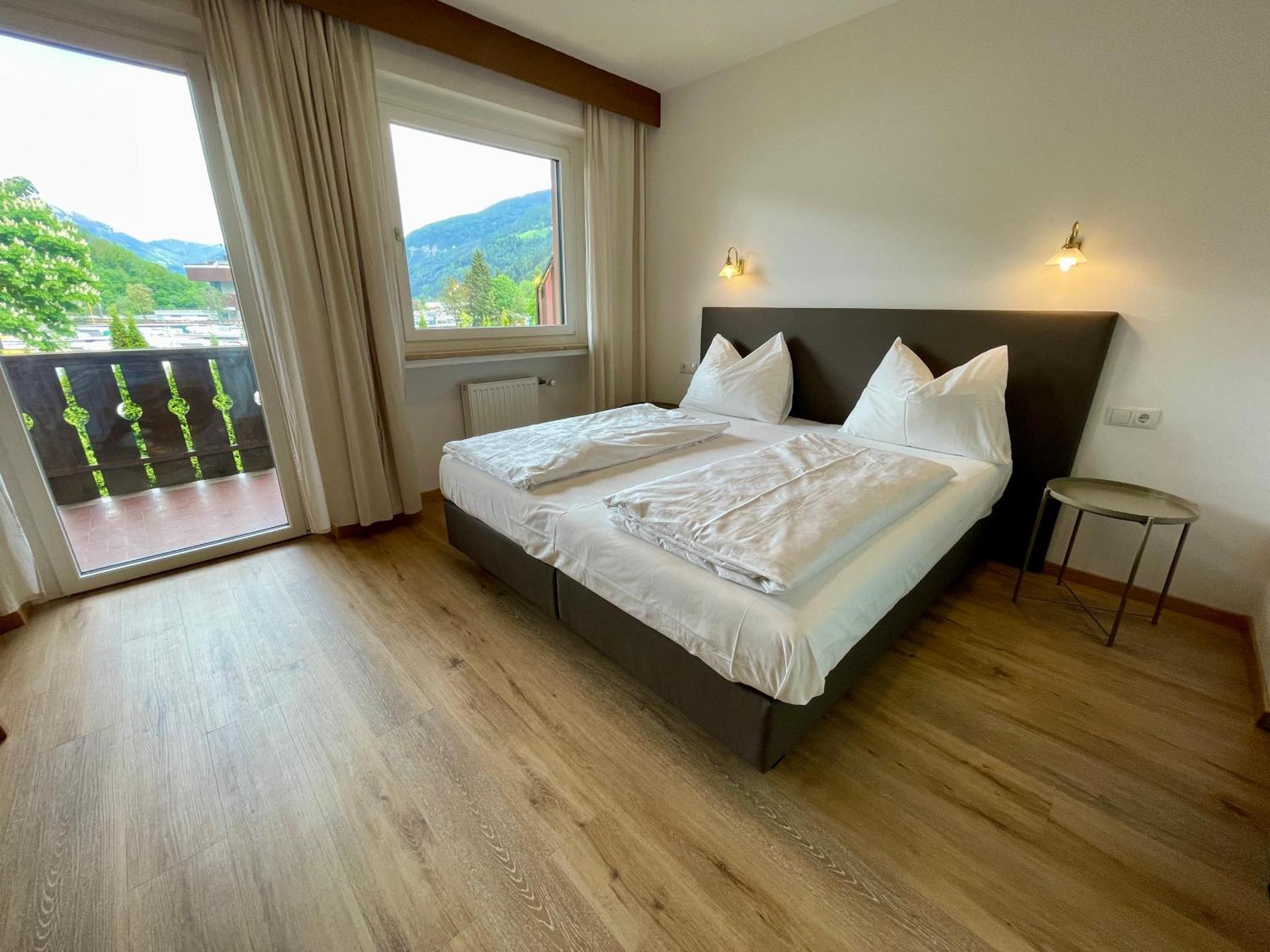 Transit Rooms - Your Stopover, Free Parking