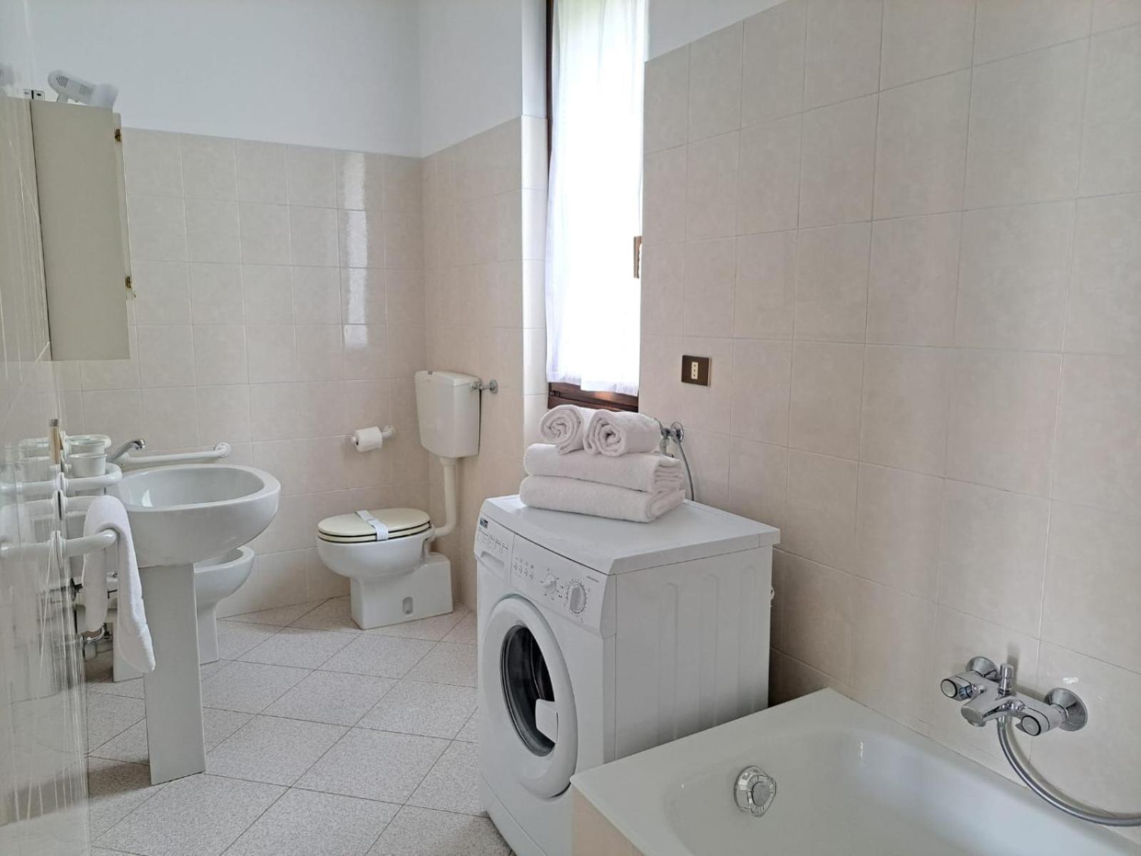 Casa Sofi by Quokka 360 - near Rezzonico Castle