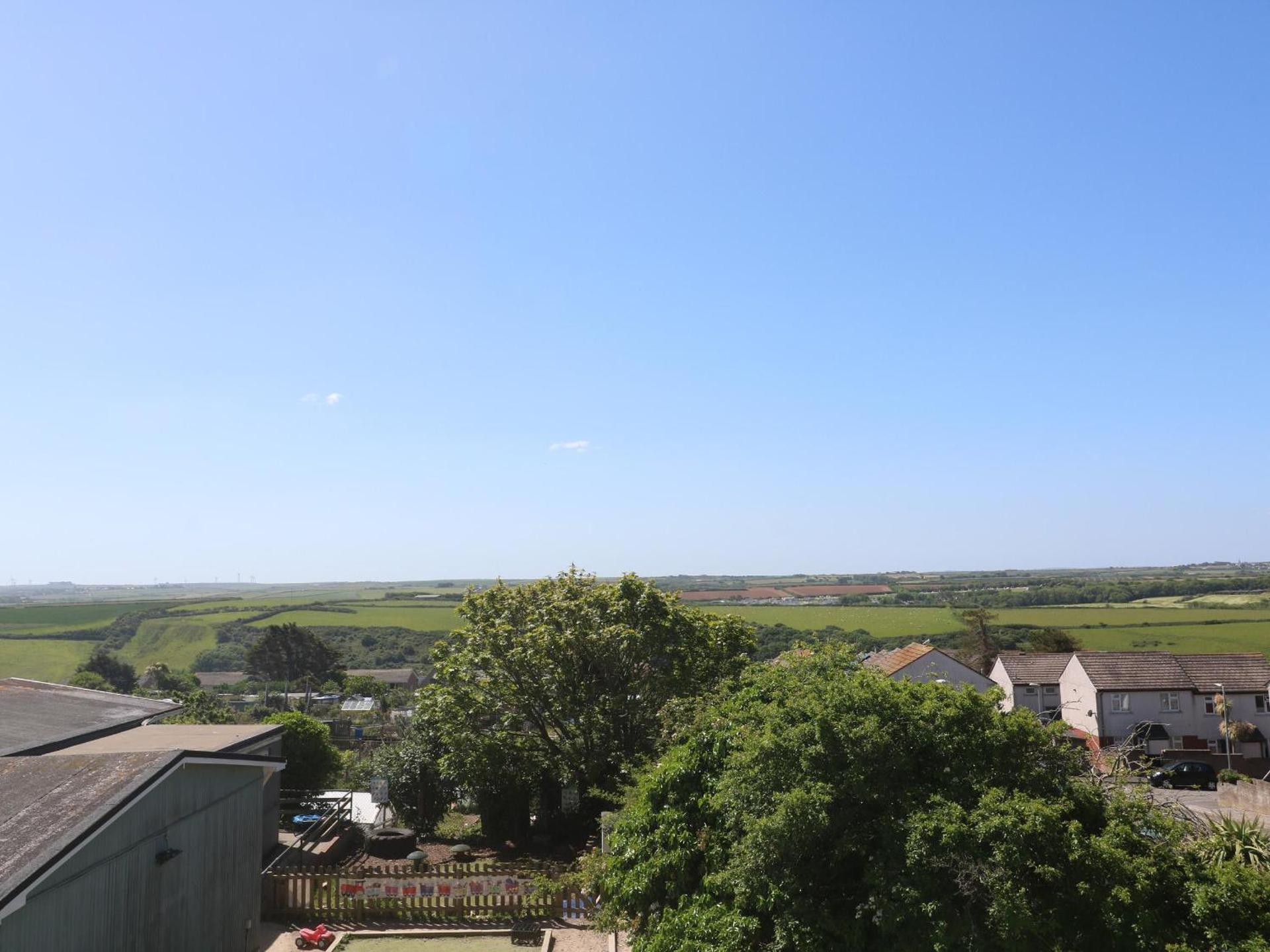 Newquay, Beach Charm and Town Vibes with Parking