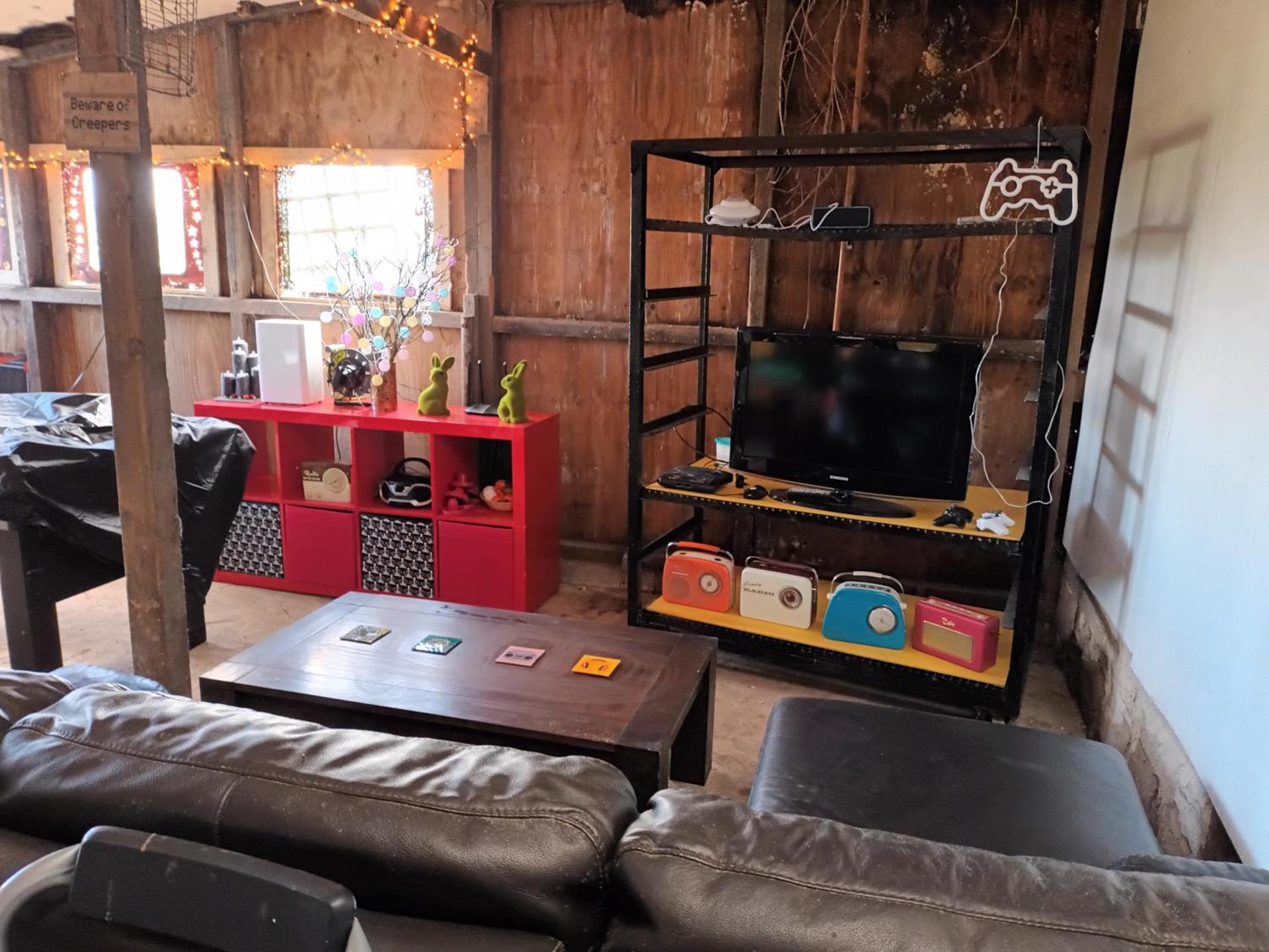 Stones Cottage Farm, nr Haworth, family friendly, work friendly, gaming barn, hot tub, free wifi, free parking, EV point