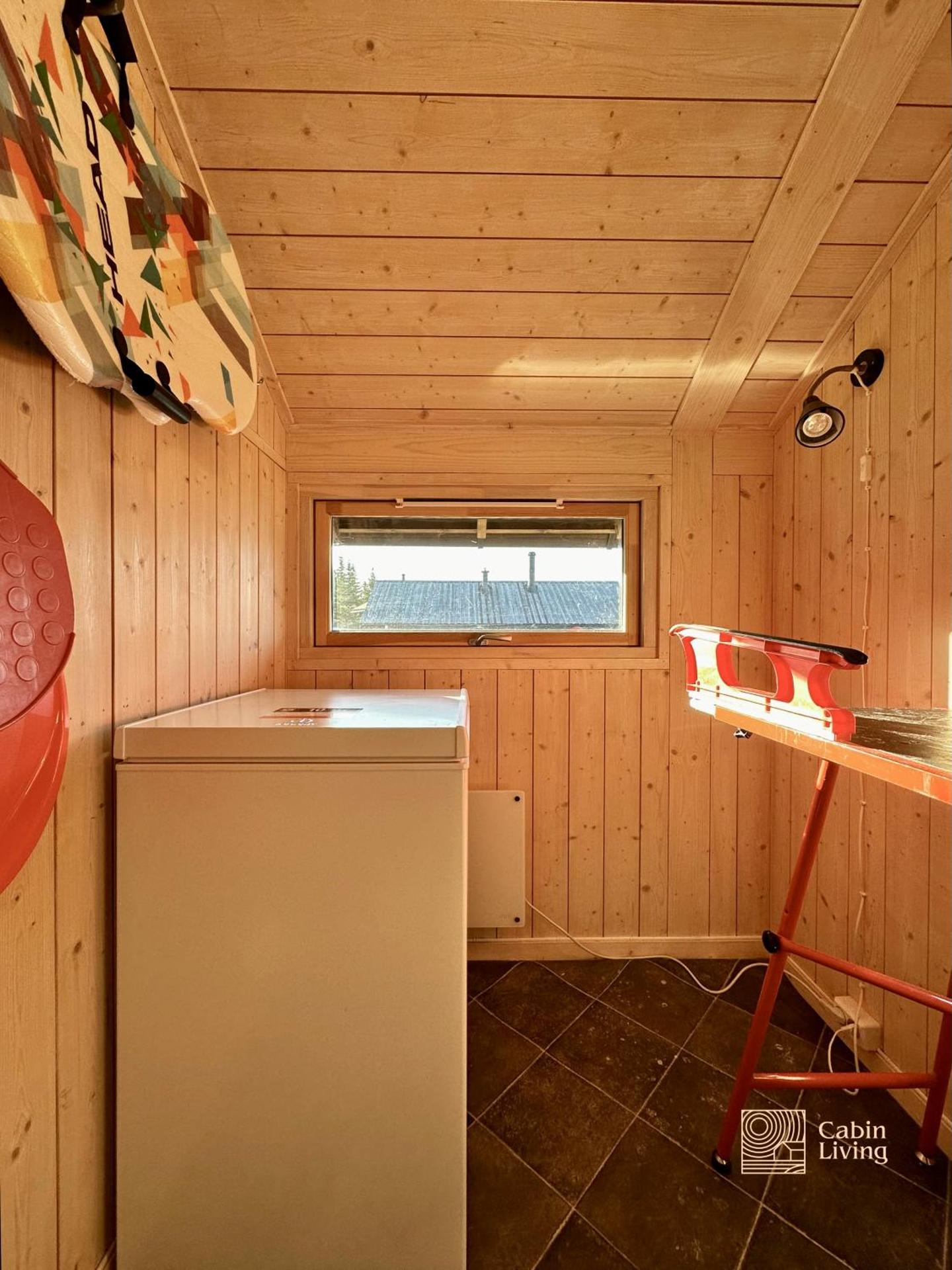 Modern sports cabin on Sjusjøen with sauna and waxing room