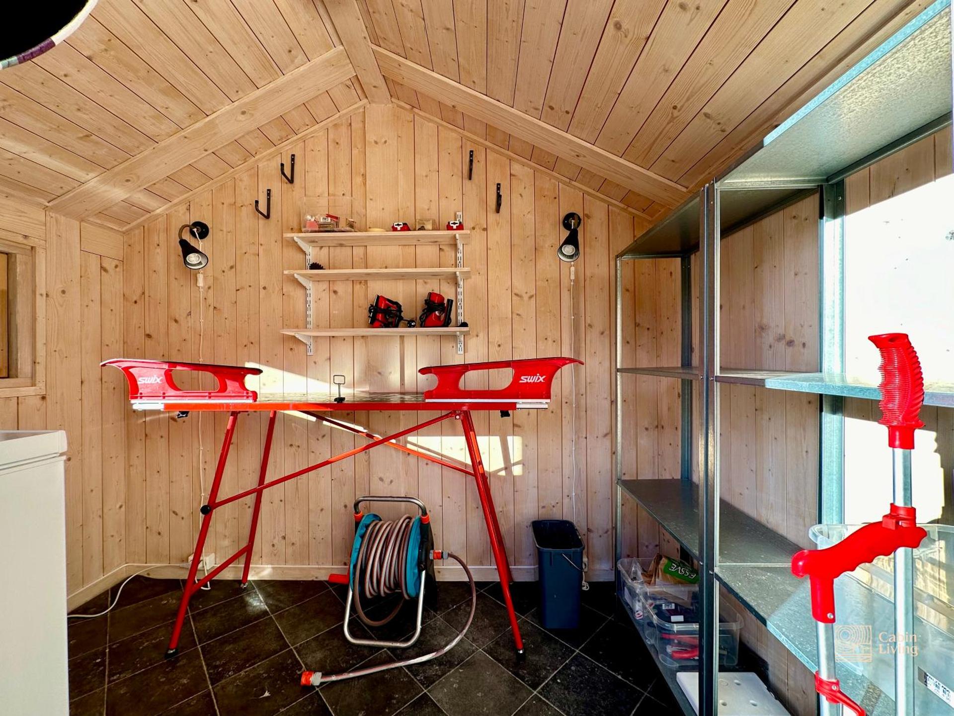Modern sports cabin on Sjusjøen with sauna and waxing room