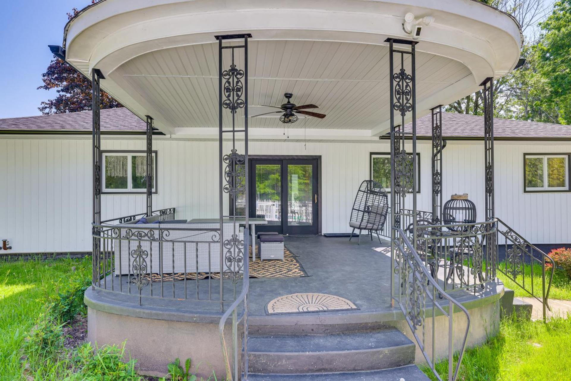 Game Room and Hot Tub! Cresco Family Home
