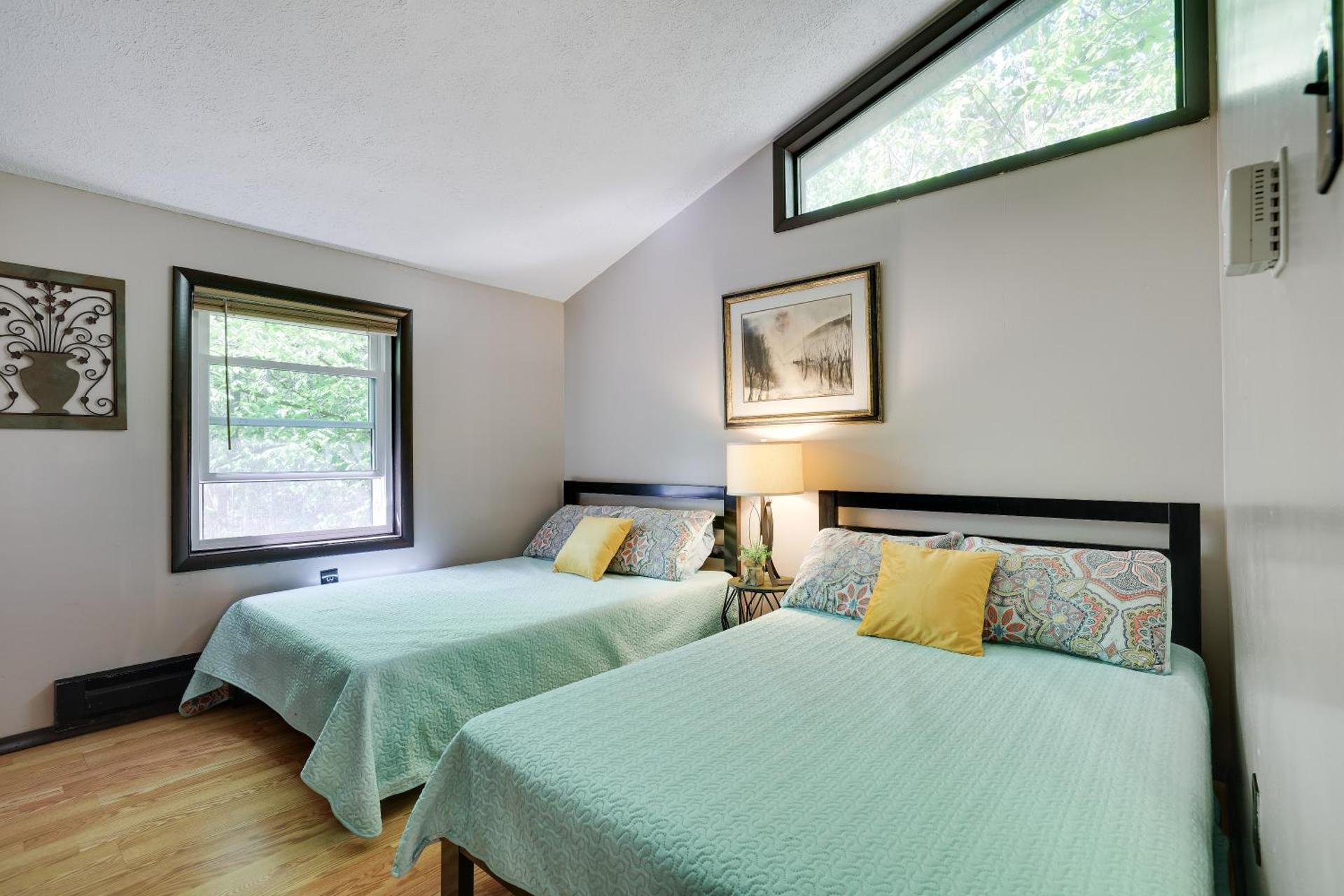 Chalet renovated Near Casino, Camelback , Kalahari 4bdrms firepit hot tub game room