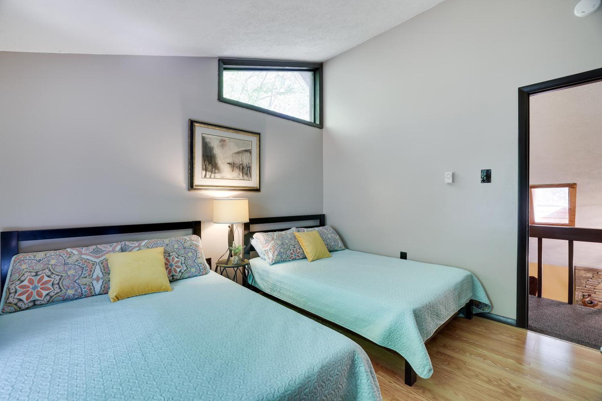 Chalet renovated Near Casino, Camelback , Kalahari 4bdrms firepit hot tub game room