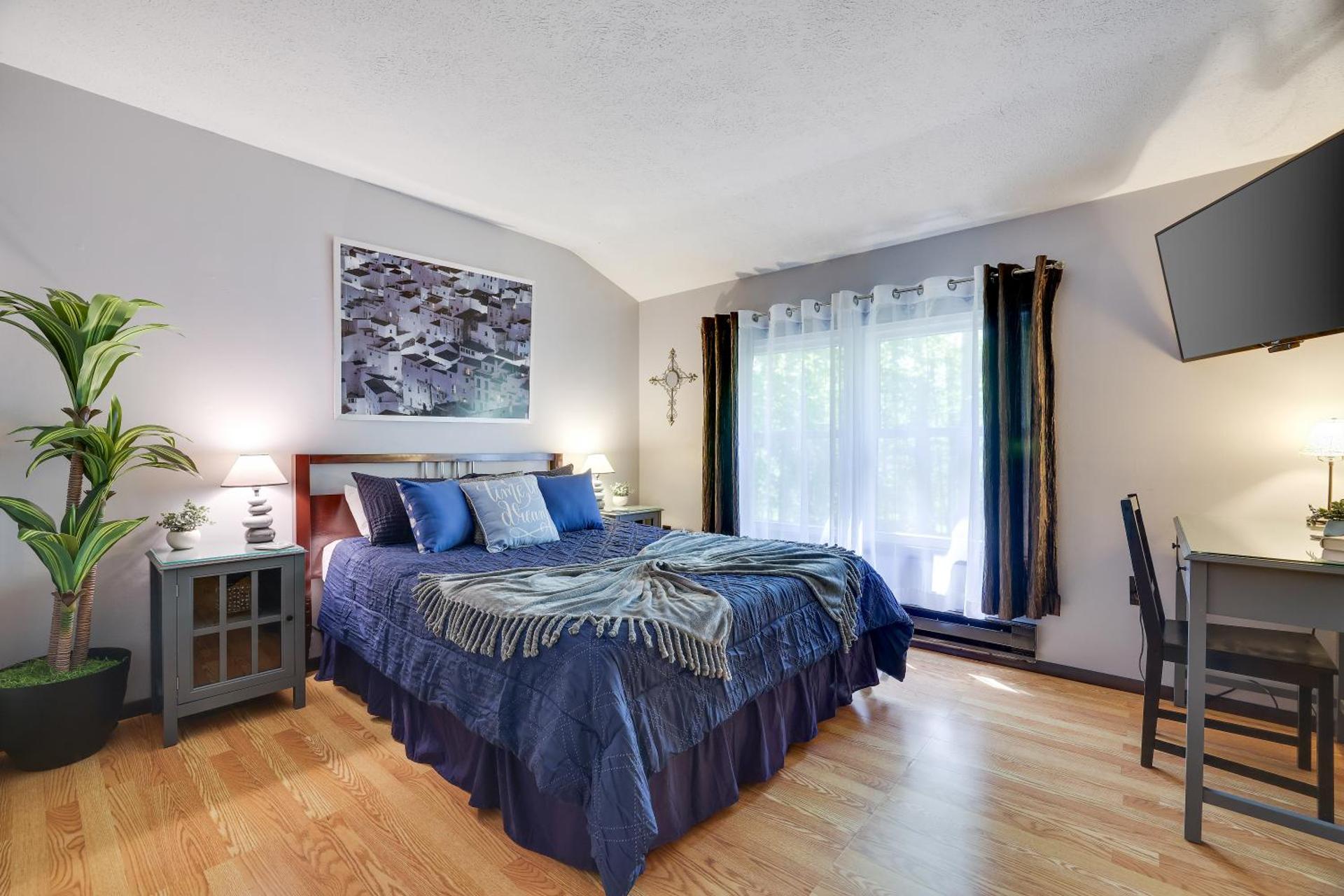 Chalet renovated Near Casino, Camelback , Kalahari 4bdrms firepit hot tub game room