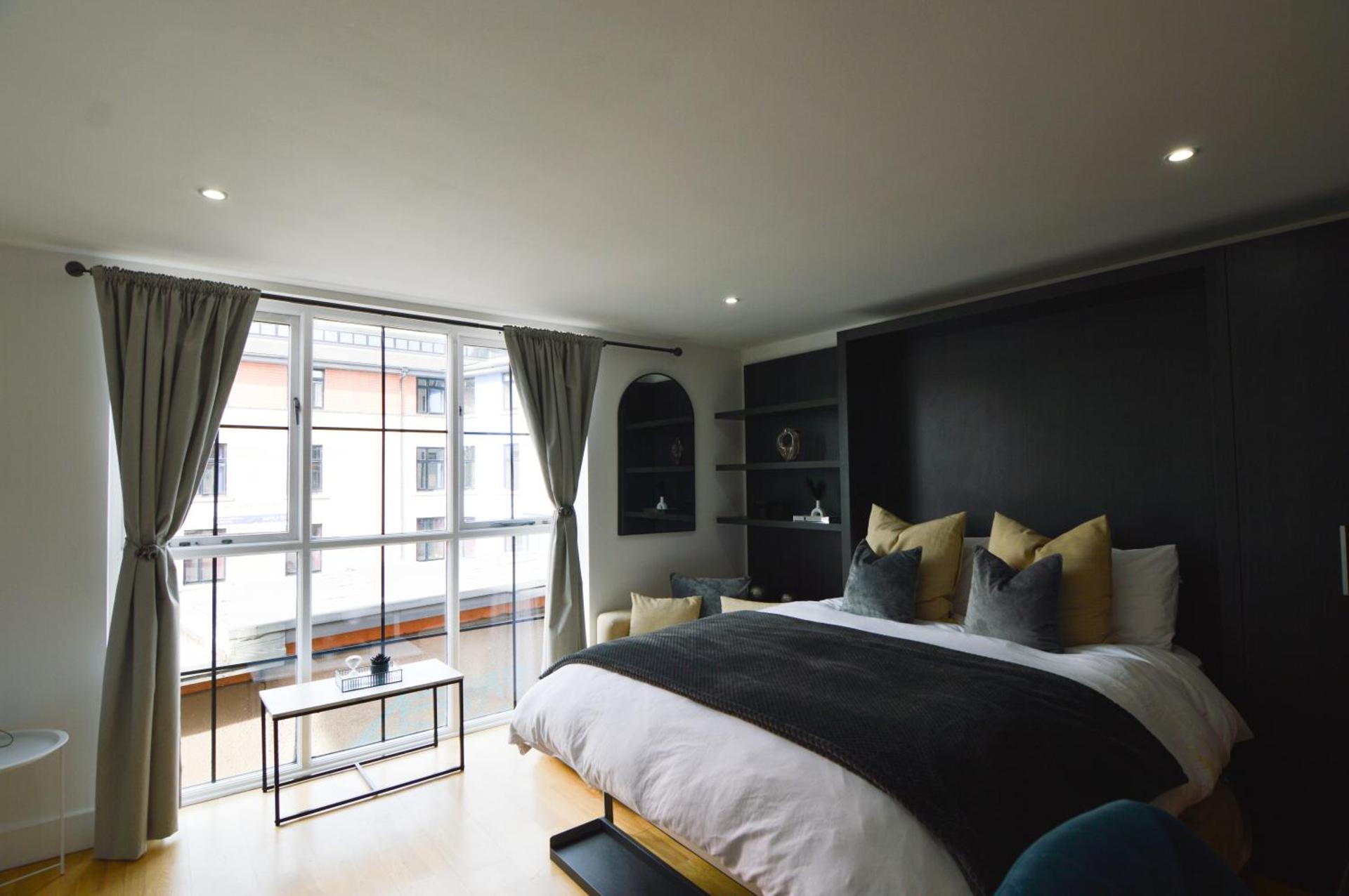 Cosy, Centrally Located Studio With Gated Parking!