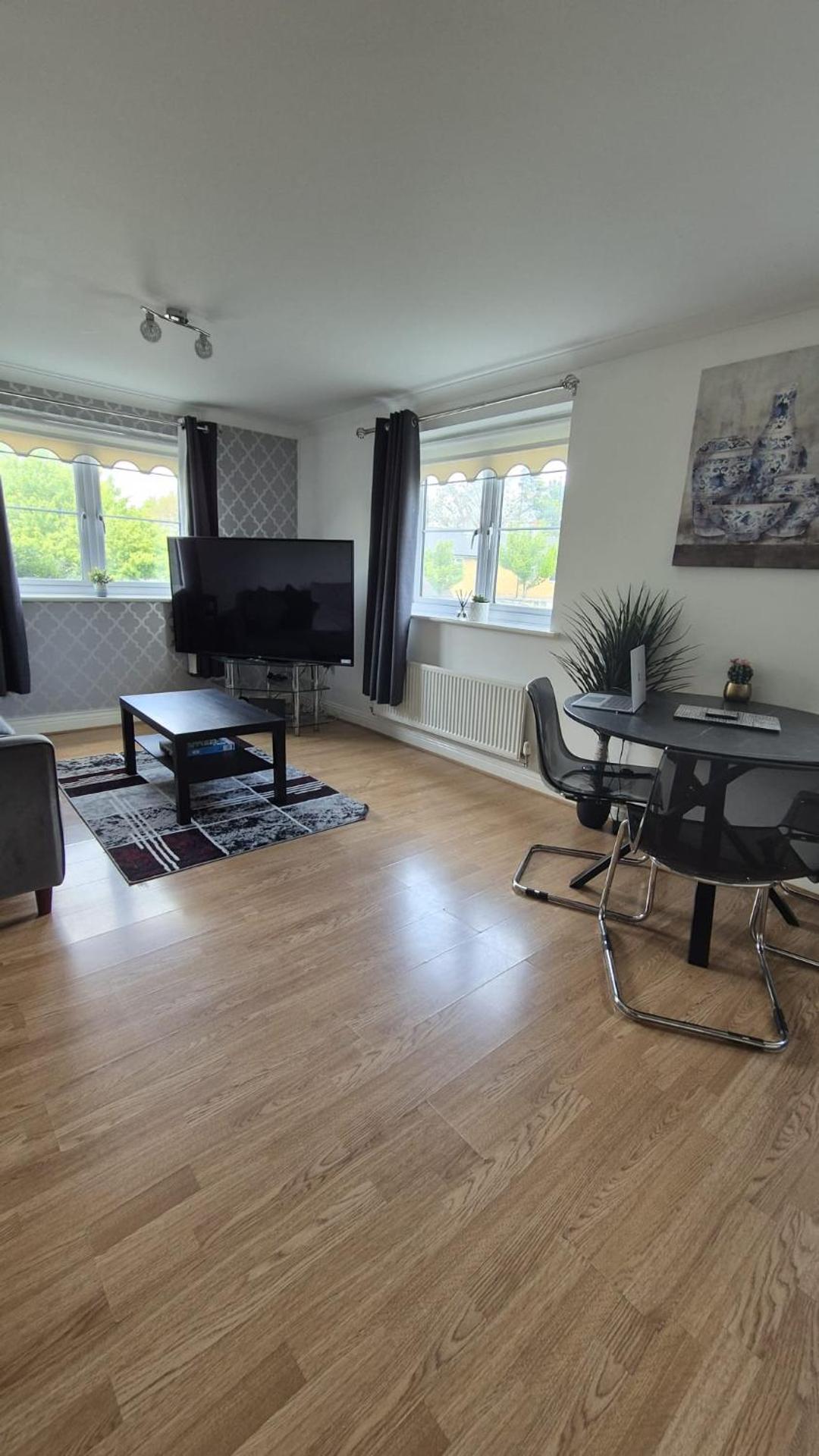 Spacious Ground floor 2 bedroom 2 Bathroom Flat in Hatfield near Hertfordshire University Private Car Park Sleeps 5-6
