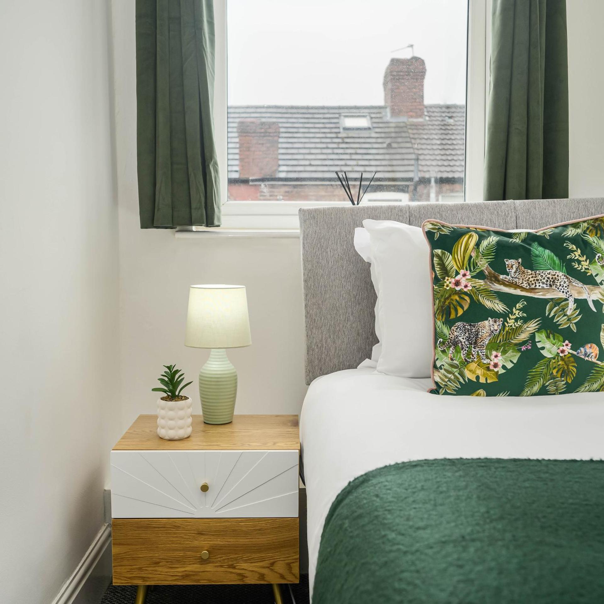 Willow House - 2-Bedroom House In Merseyside!