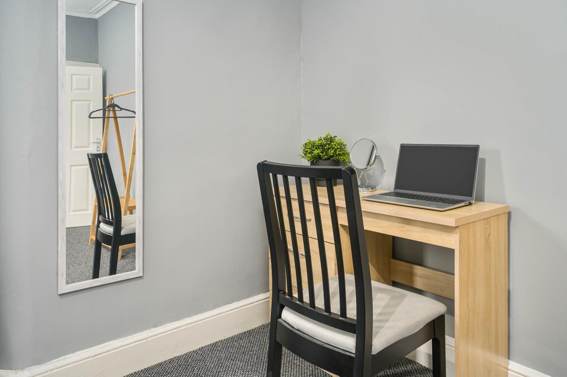 Willow House - 2-Bedroom House In Merseyside!