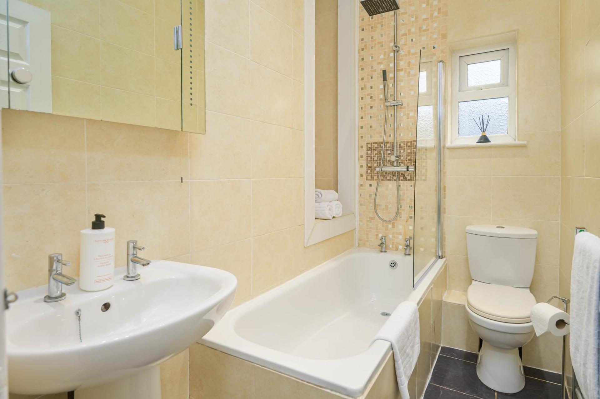 Willow House - 2-Bedroom House In Merseyside!