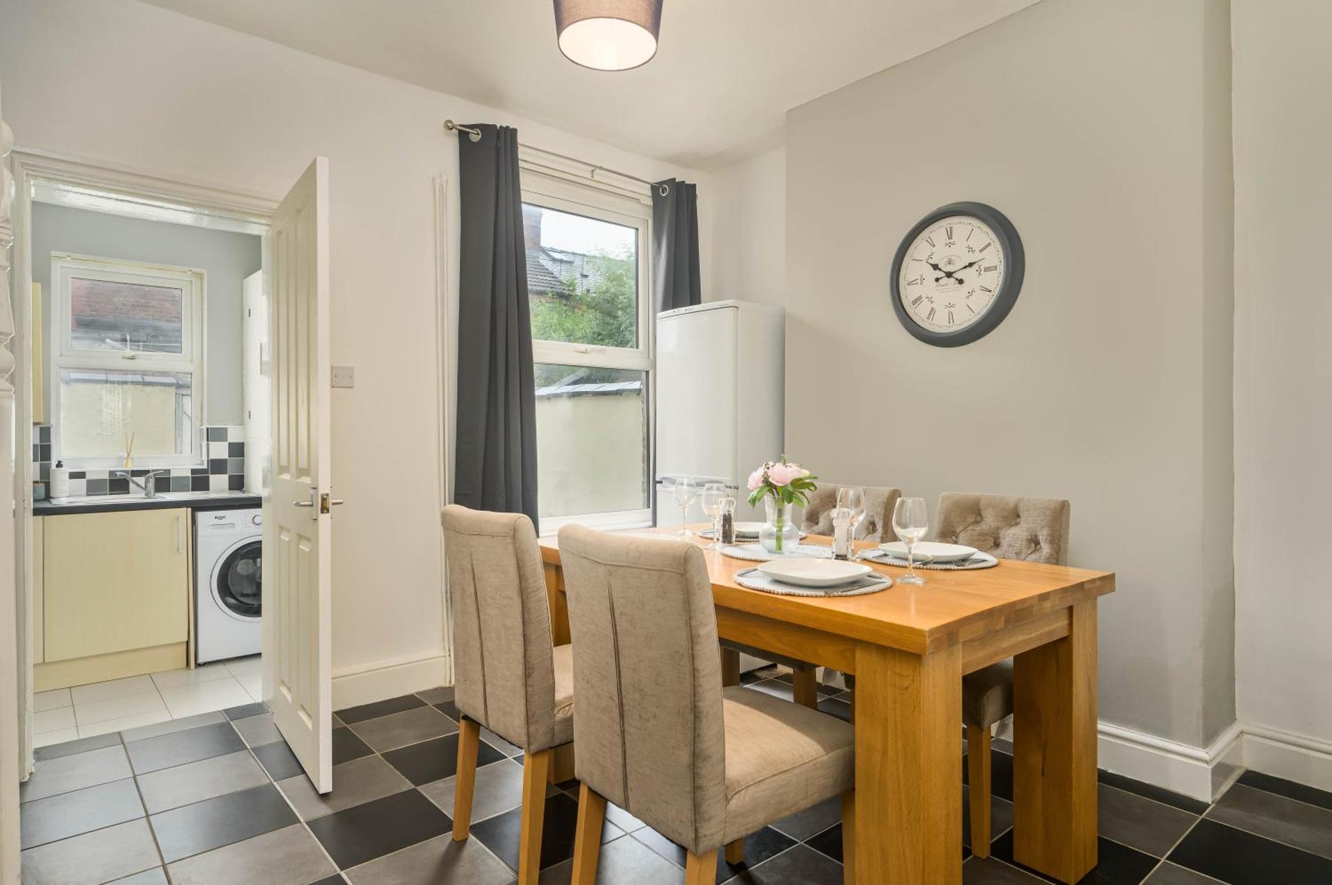 Willow House - 2-Bedroom House In Merseyside!