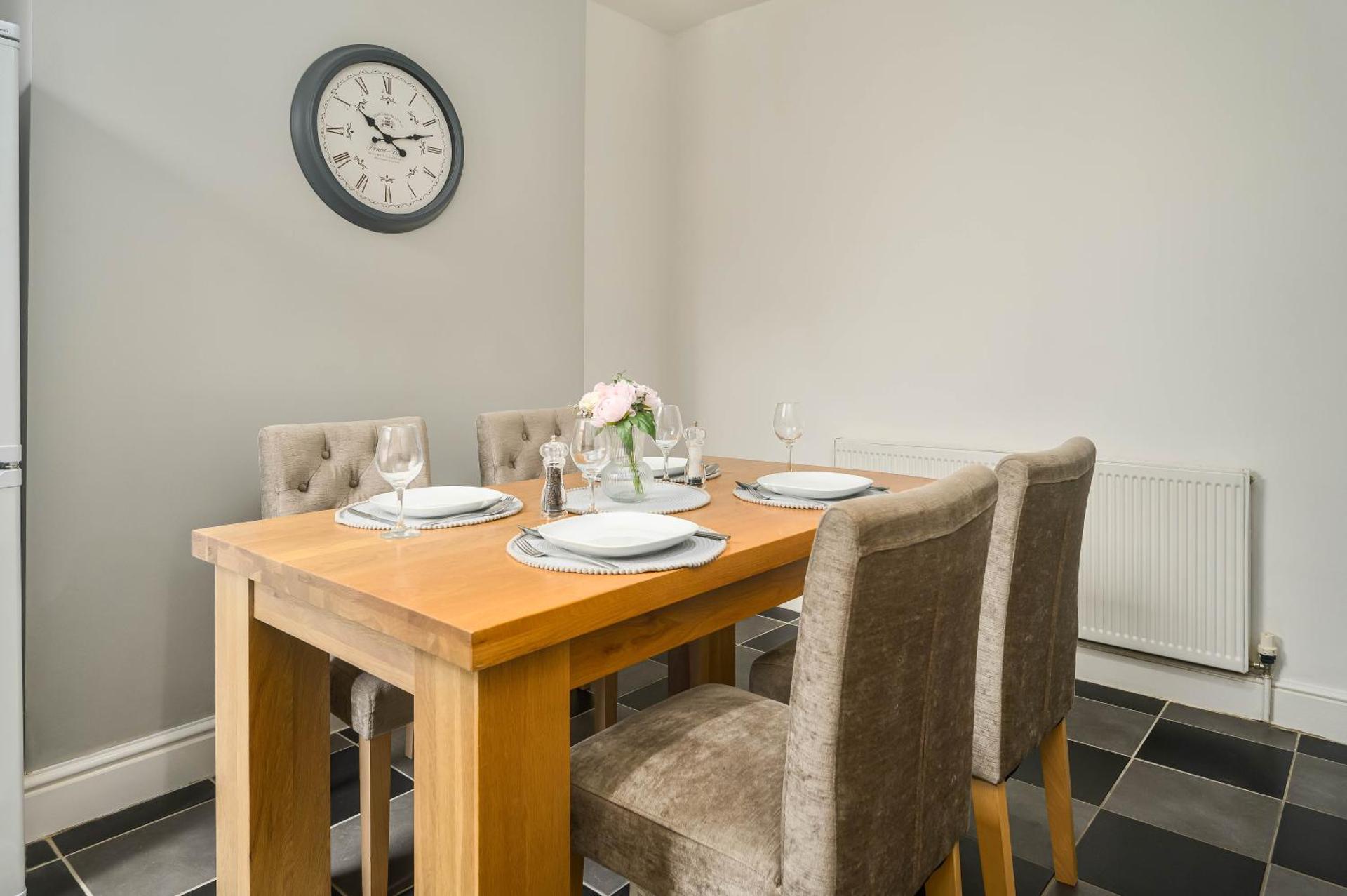 Willow House - 2-Bedroom House In Merseyside!