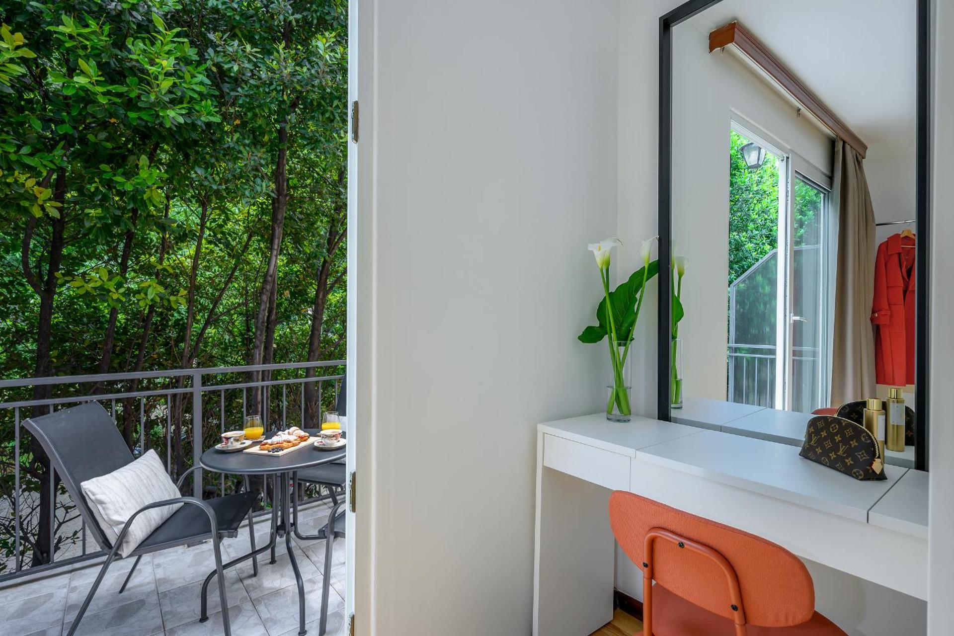 Yellow house with private parking