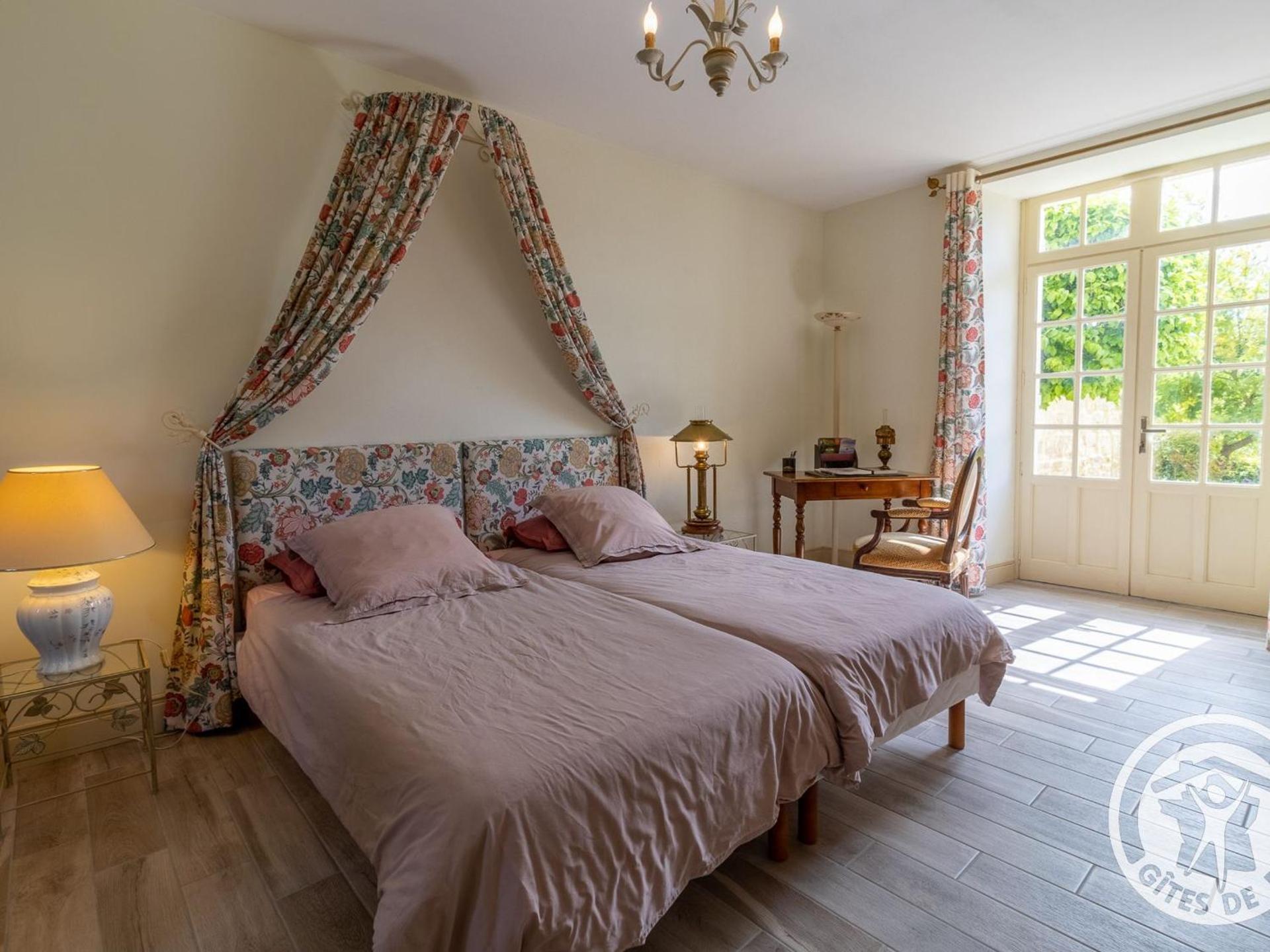 Séjour de charme avec piscine à Saint-Georges-sur-Layon, proche de Saumur et des châteaux de la Loire - FR-1-622-81