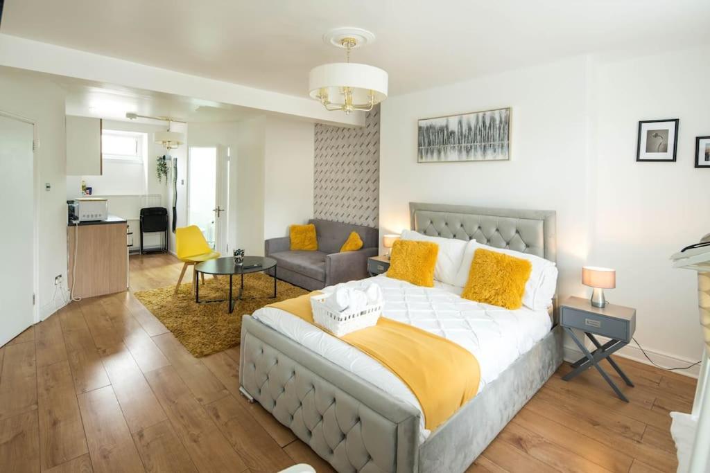 Spacious Studio for up to 4! Sofa bed