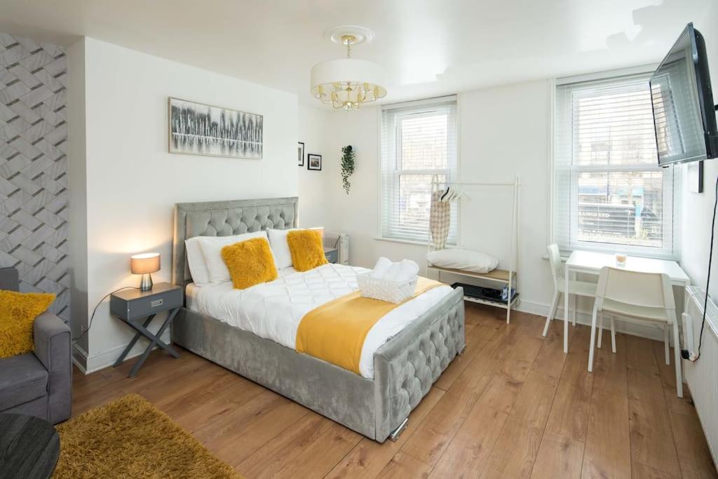 Spacious Studio for up to 4! Sofa bed