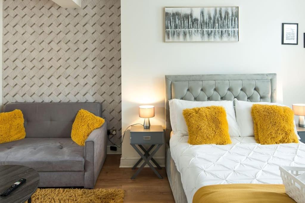 Spacious Studio for up to 4! Sofa bed