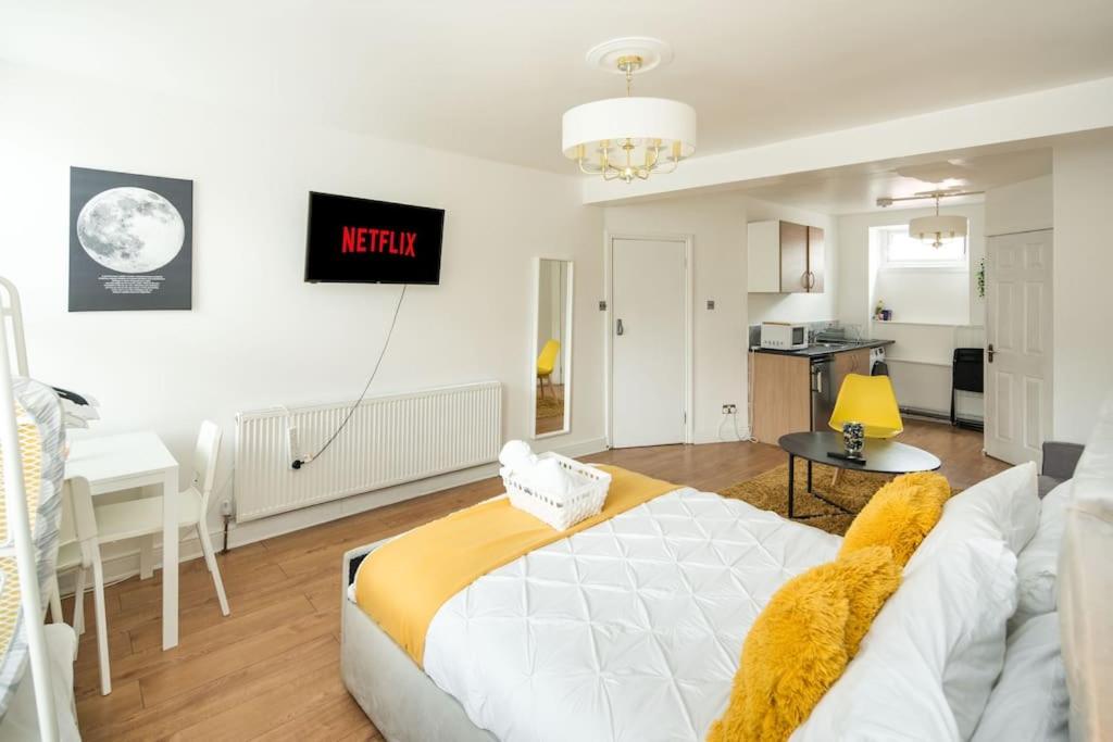 Spacious Studio for up to 4! Sofa bed