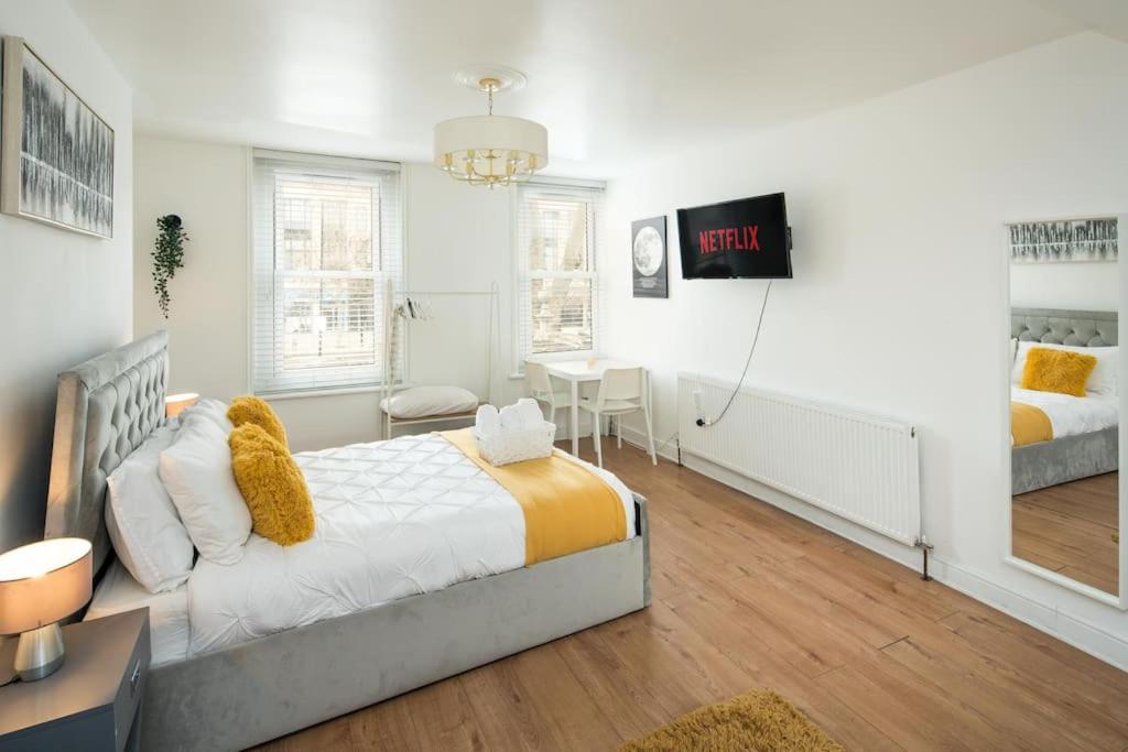 Spacious Studio for up to 4! Sofa bed